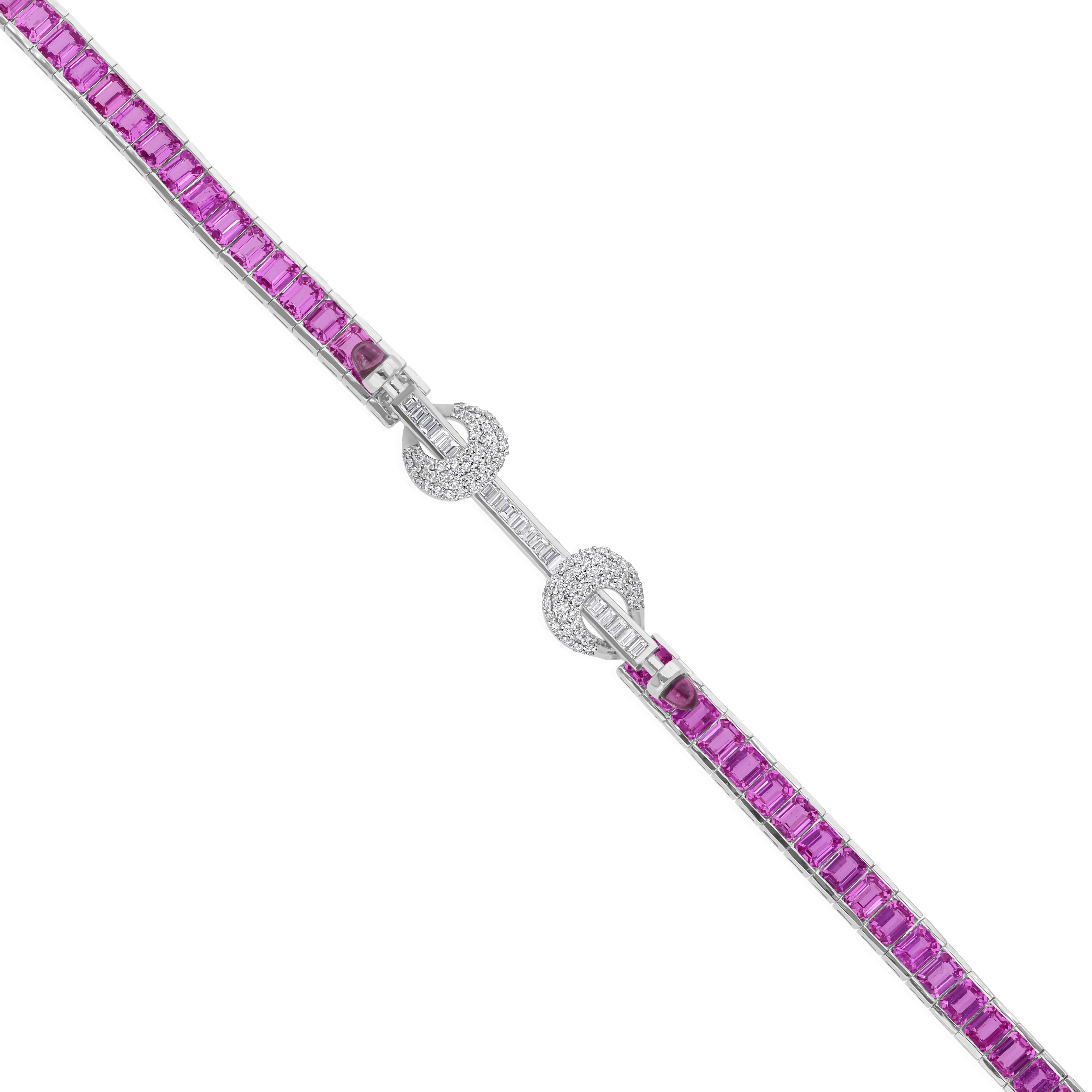 Realizzato in oro a 18 carati, questo squisito bracciale è impreziosito da 10,86 carati di zaffiro rosa, 0,49 carati di zaffiro fumé e 1,08 carati di diamanti scintillanti.

Segui la vetrina di Spectrum Jewels per vedere le ultime collezioni e i