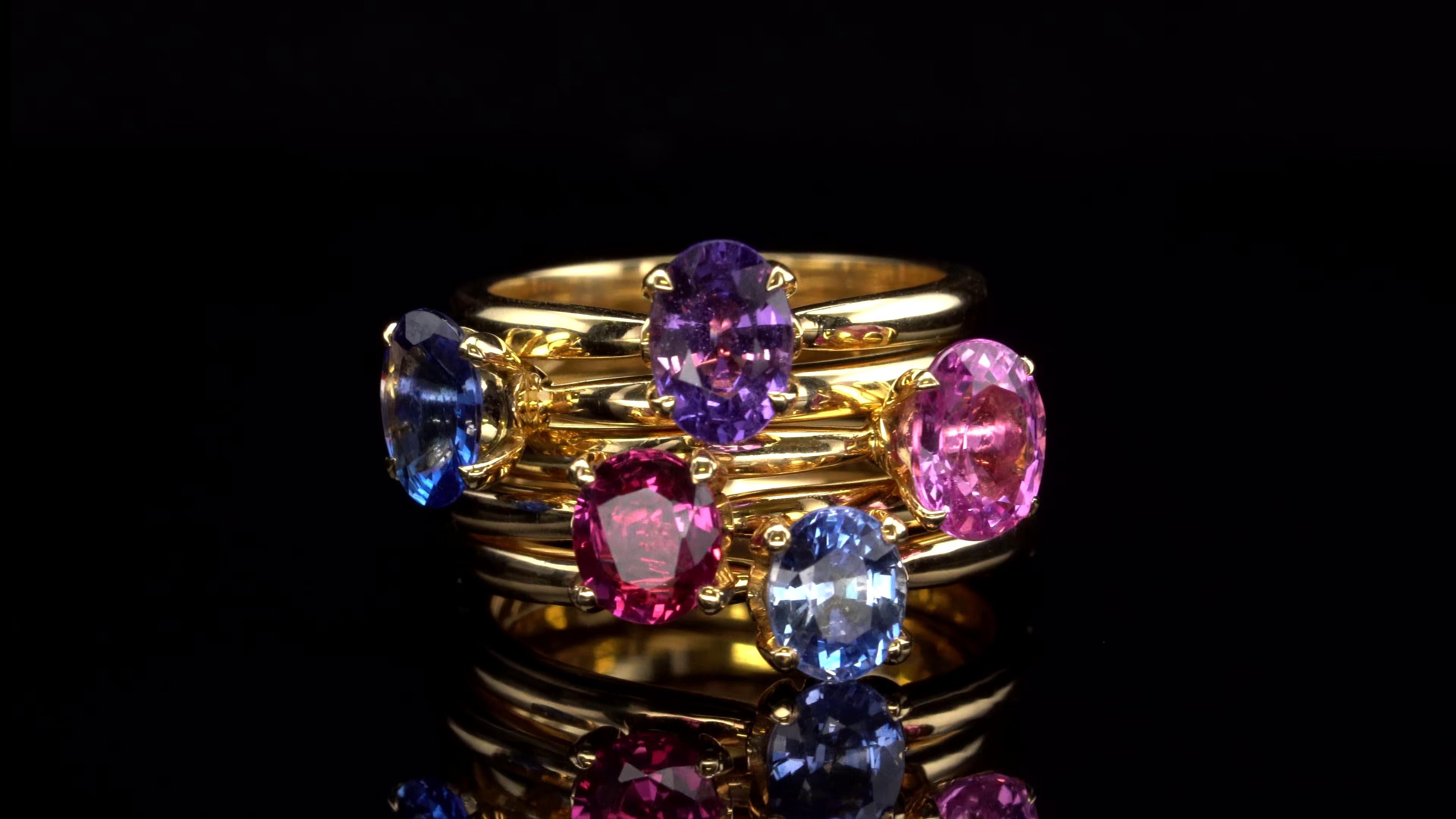 Women's or Men's Pink Sapphire Solitaire Ring in 18 Karat Yellow Gold For Sale