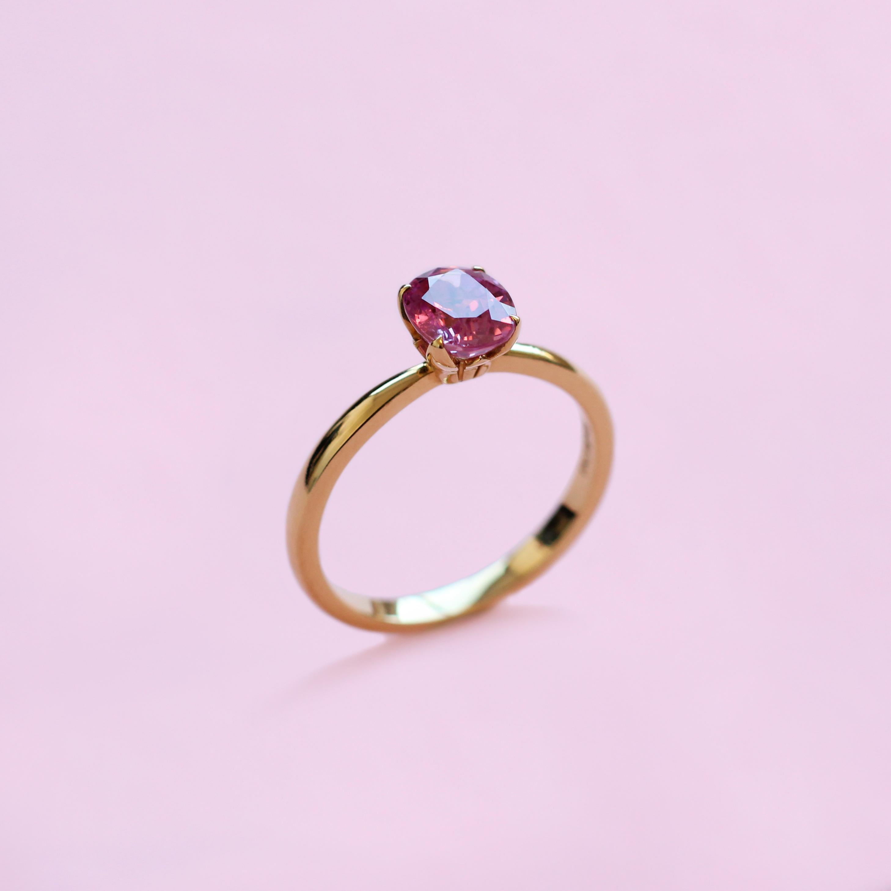 Contemporain Bague solitaire en or jaune 18 carats avec saphir rose en vente