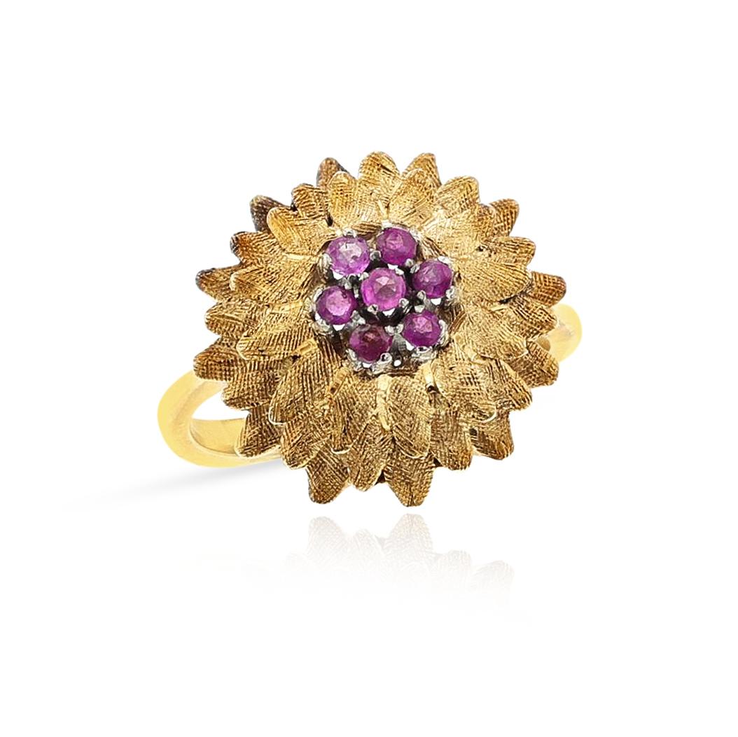 Ein rosa Saphir Blume Ring in 18k Gelbgold gemacht. Die Blütenblätter sind mit strukturierter Goldarbeit versehen. Die Ringgröße ist US 5.50. Das Gesamtgewicht beträgt 6,65 Gramm.