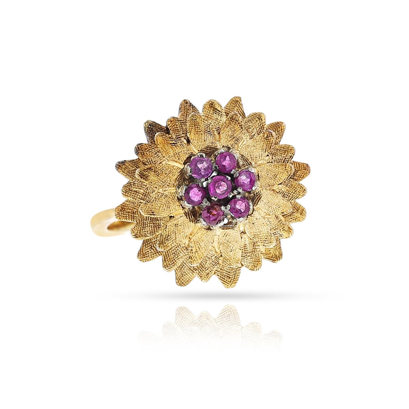 Texturierter Blumenring mit rosa Saphir, 18k (Rundschliff) im Angebot