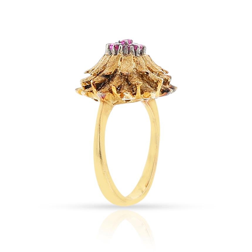 Texturierter Blumenring mit rosa Saphir, 18k im Zustand „Hervorragend“ im Angebot in New York, NY