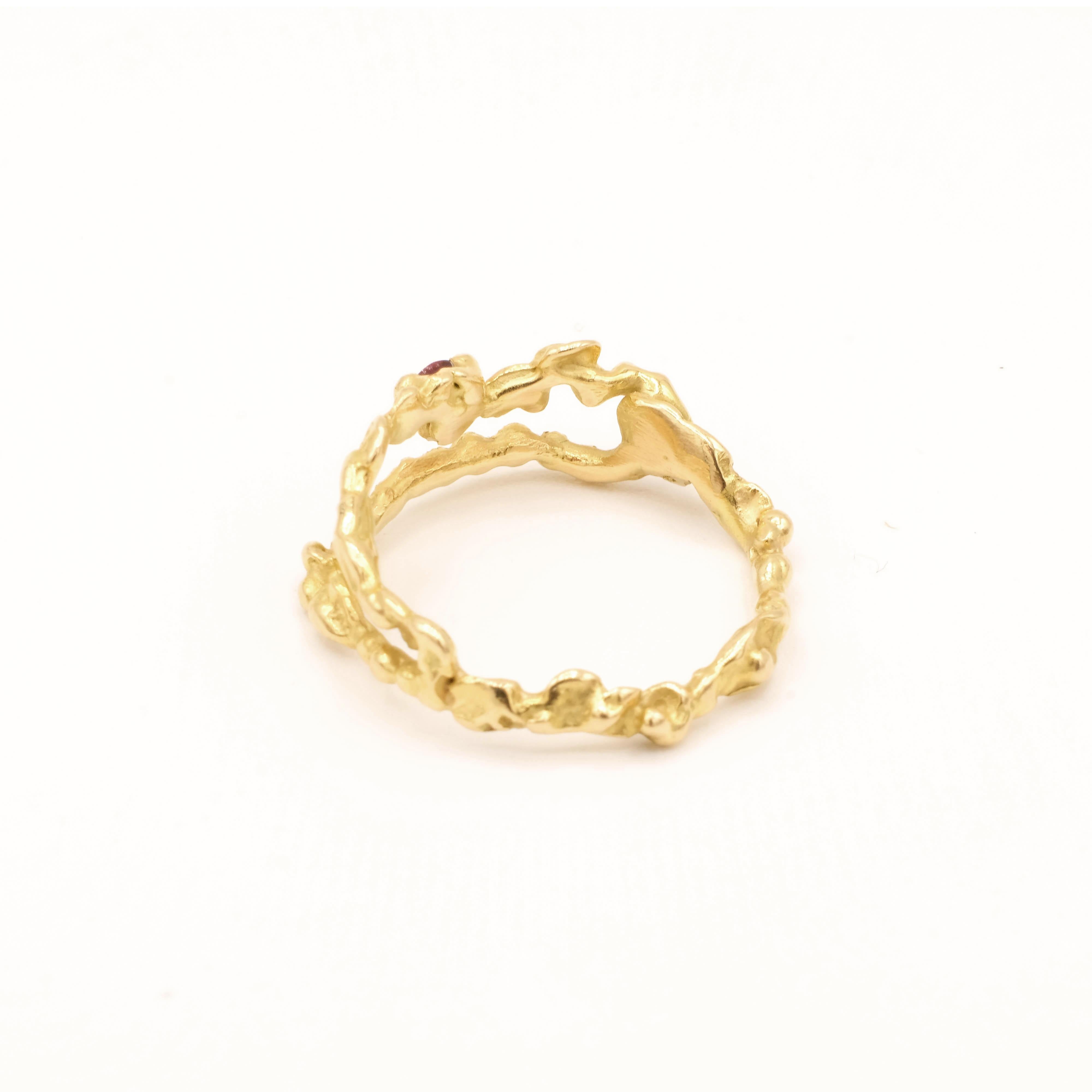 Round Cut 18 Karat Yellow Gold Pink Sapphire and Tsavorite Ring For Sale
