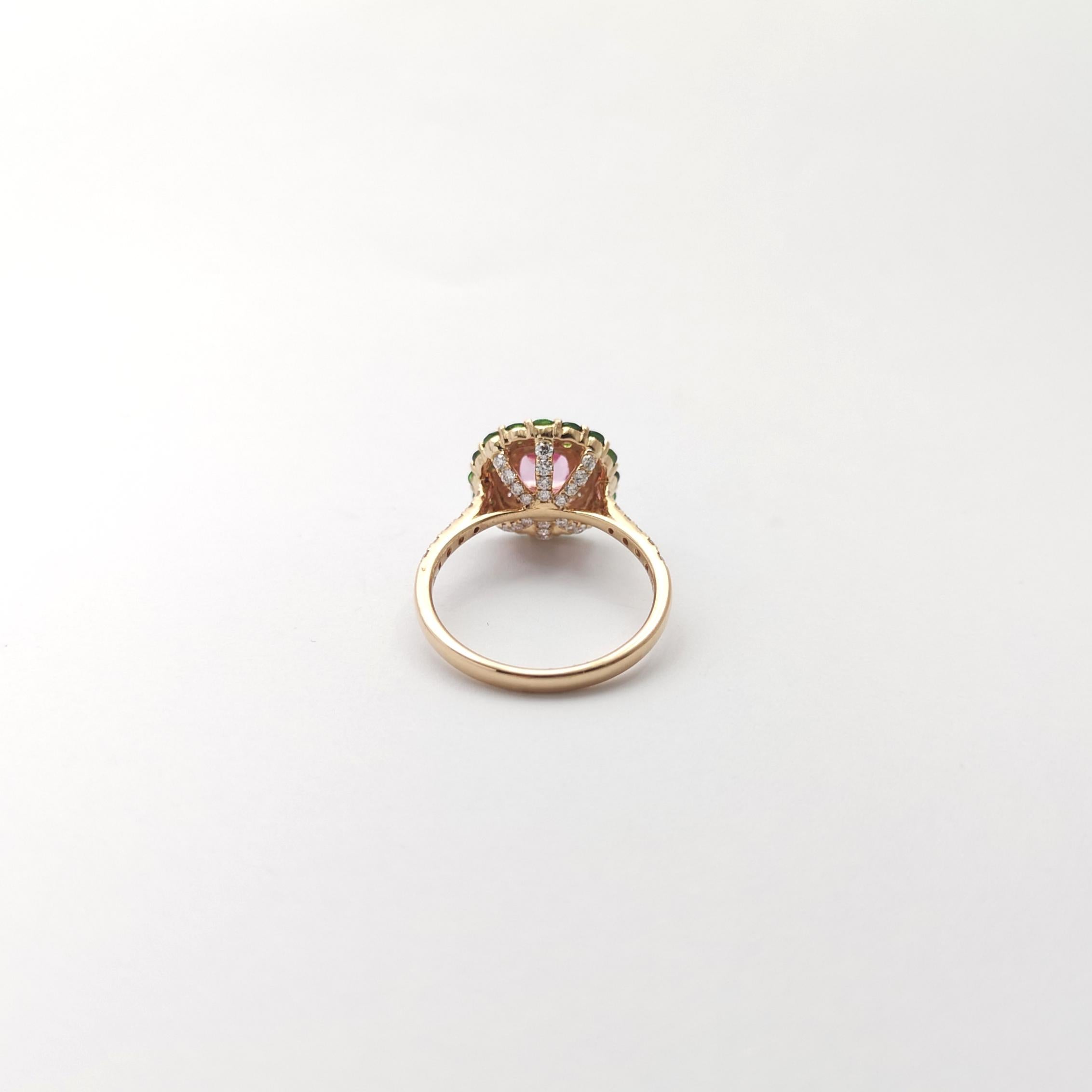 Anello con zaffiro rosa, tsavorite e diamante incastonati in oro rosa 18 carati in vendita 4