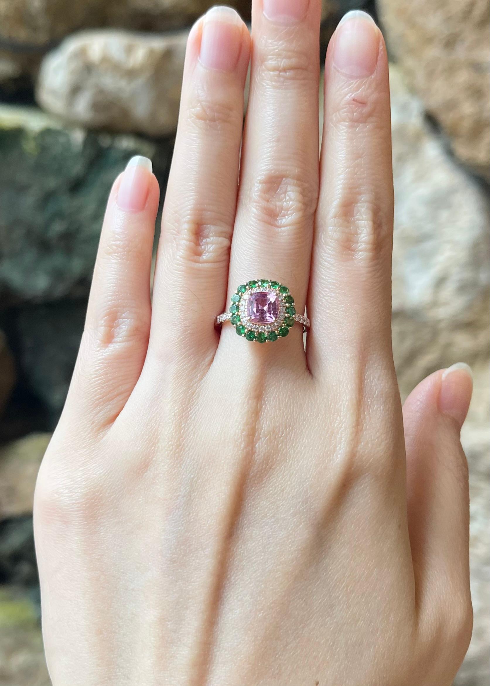 Zaffiro rosa da 1,23 carati, tsavorite da 0,65 carati e diamante da 0,52 carati con montatura in oro rosa 18K

Larghezza:  1.3 cm 
Lunghezza: 1.3 cm
Misura dell'anello: 53
Peso totale: 4.06 grammi

