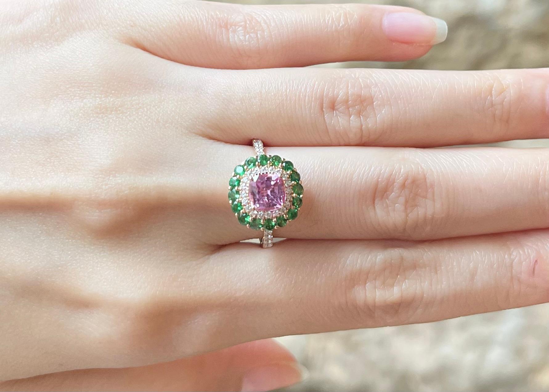 Contemporaneo Anello con zaffiro rosa, tsavorite e diamante incastonati in oro rosa 18 carati in vendita