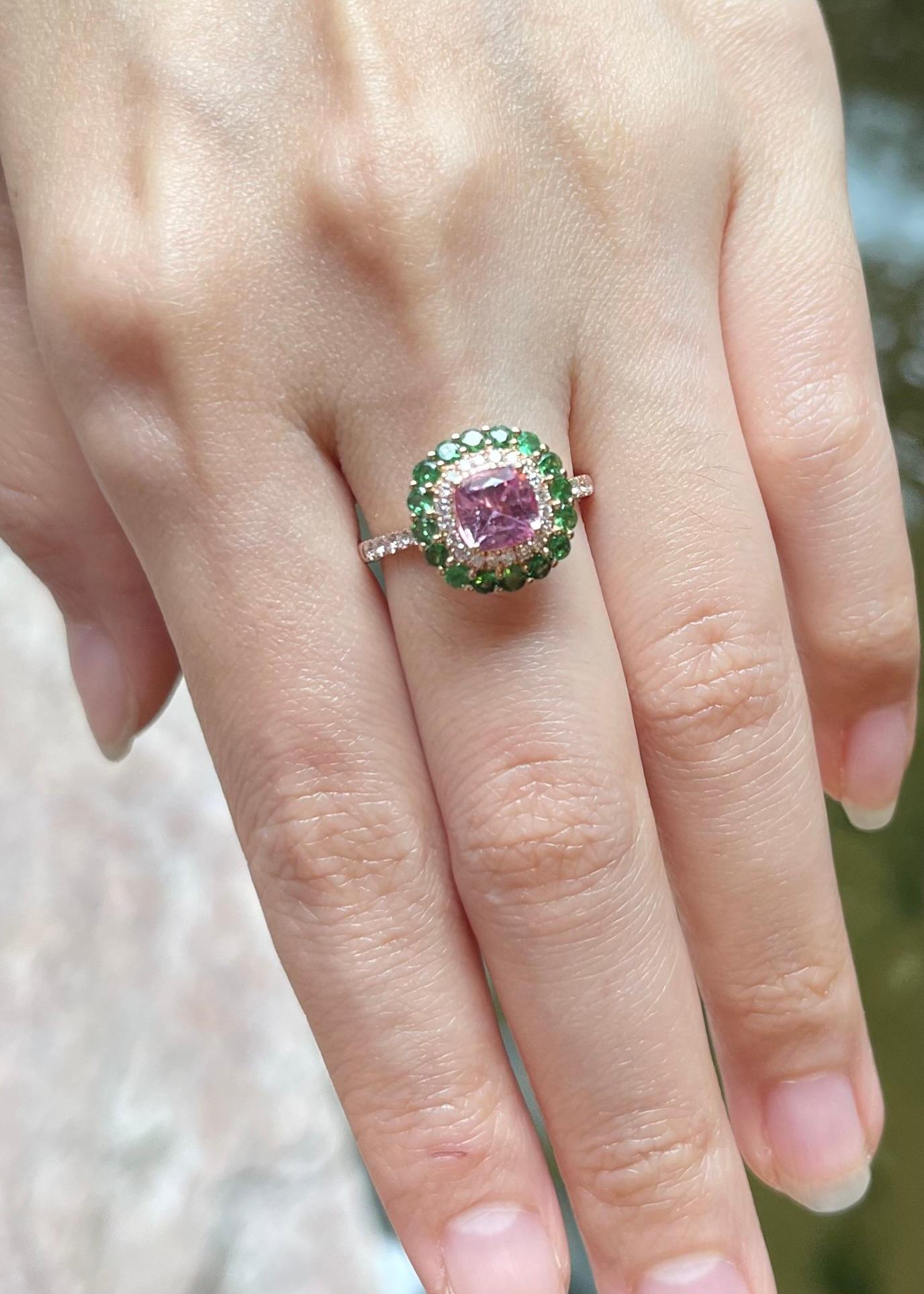 Taglio cuscino Anello con zaffiro rosa, tsavorite e diamante incastonati in oro rosa 18 carati in vendita