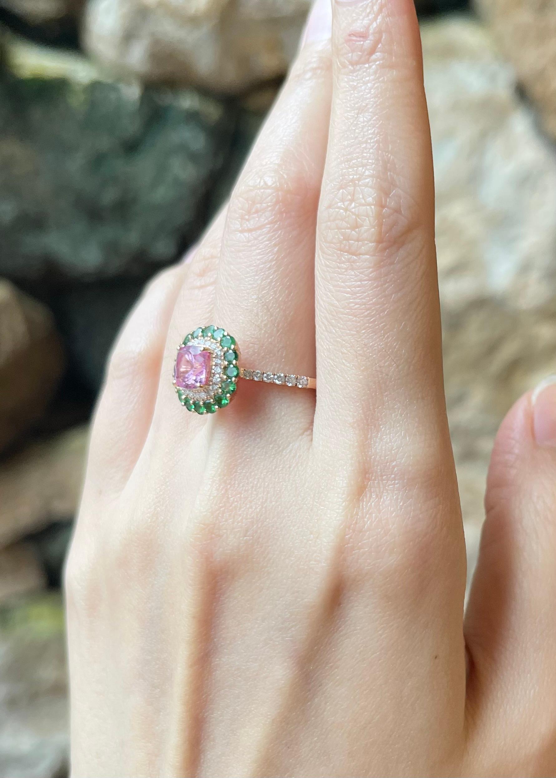 Anello con zaffiro rosa, tsavorite e diamante incastonati in oro rosa 18 carati In condizioni Nuovo in vendita a Bangkok, TH