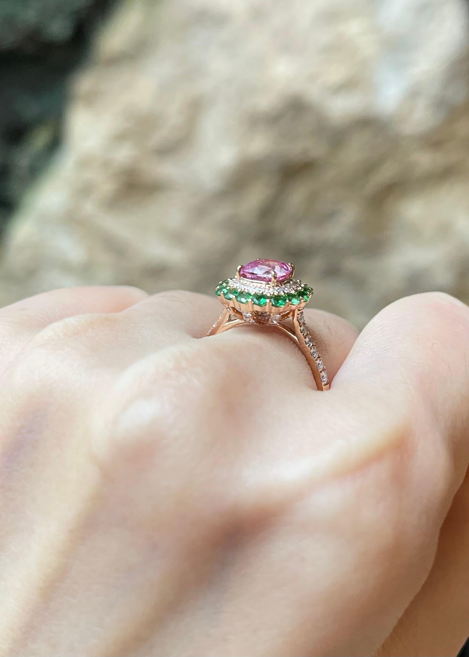 Donna Anello con zaffiro rosa, tsavorite e diamante incastonati in oro rosa 18 carati in vendita