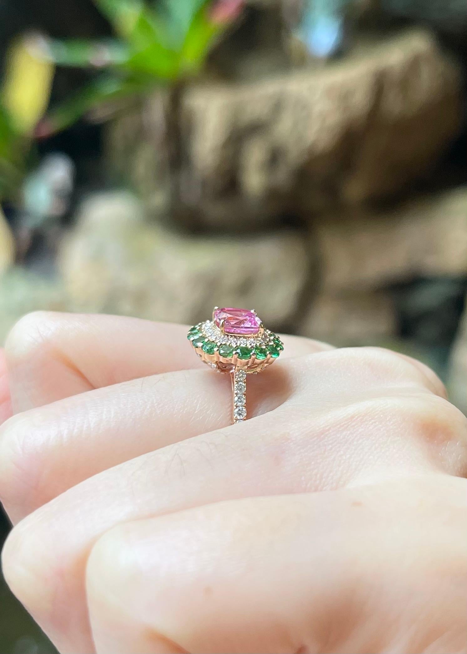 Anello con zaffiro rosa, tsavorite e diamante incastonati in oro rosa 18 carati in vendita 1
