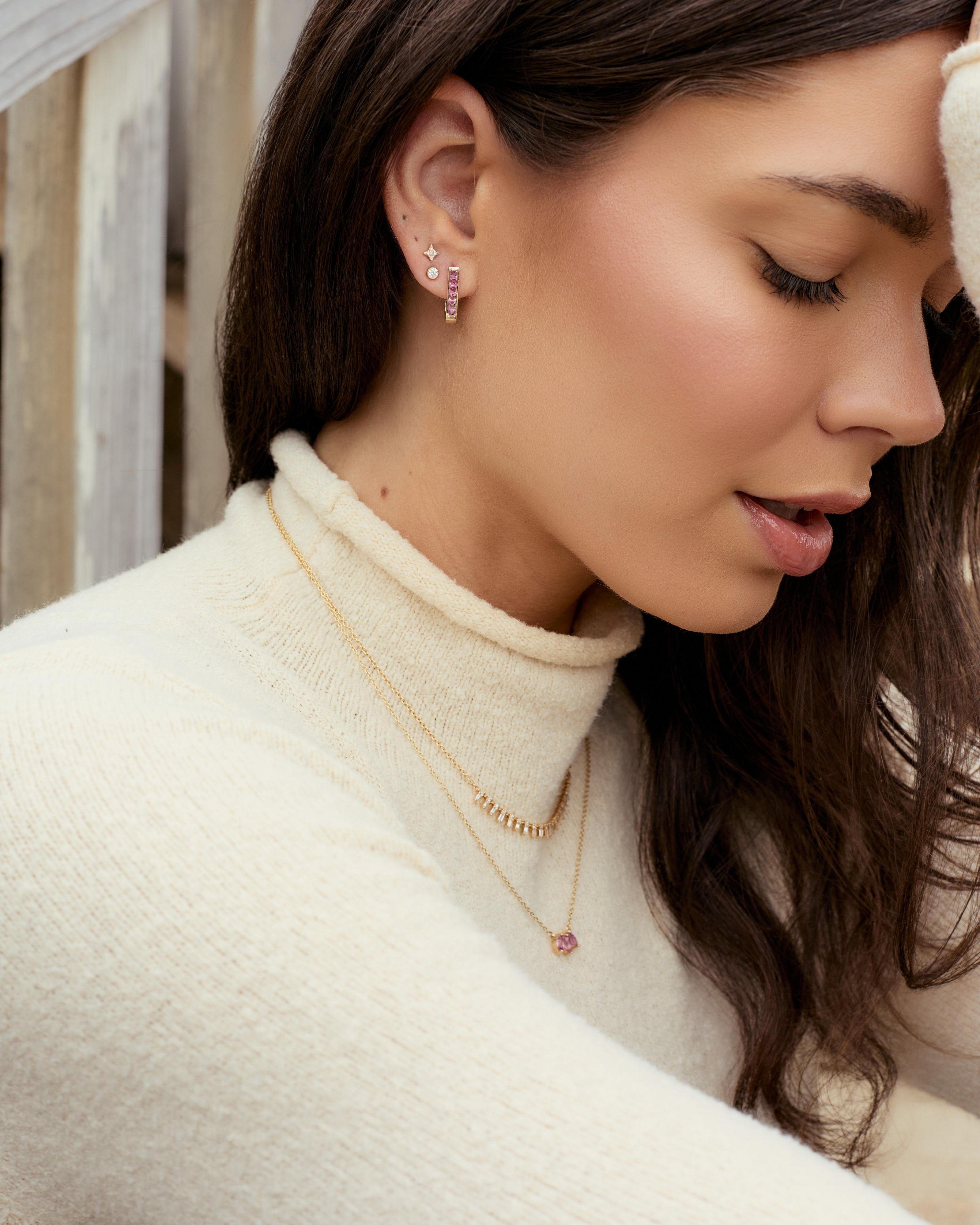 Une version moderne de la boucle d'oreille, ces beautés en forme de U en saphir rose sont réalisées en or jaune 14 carats avec 12 pyramides de saphir rose de taille princesse serties à l'envers. Les saphirs de 2 mm représentent 0,78 ctw et sont