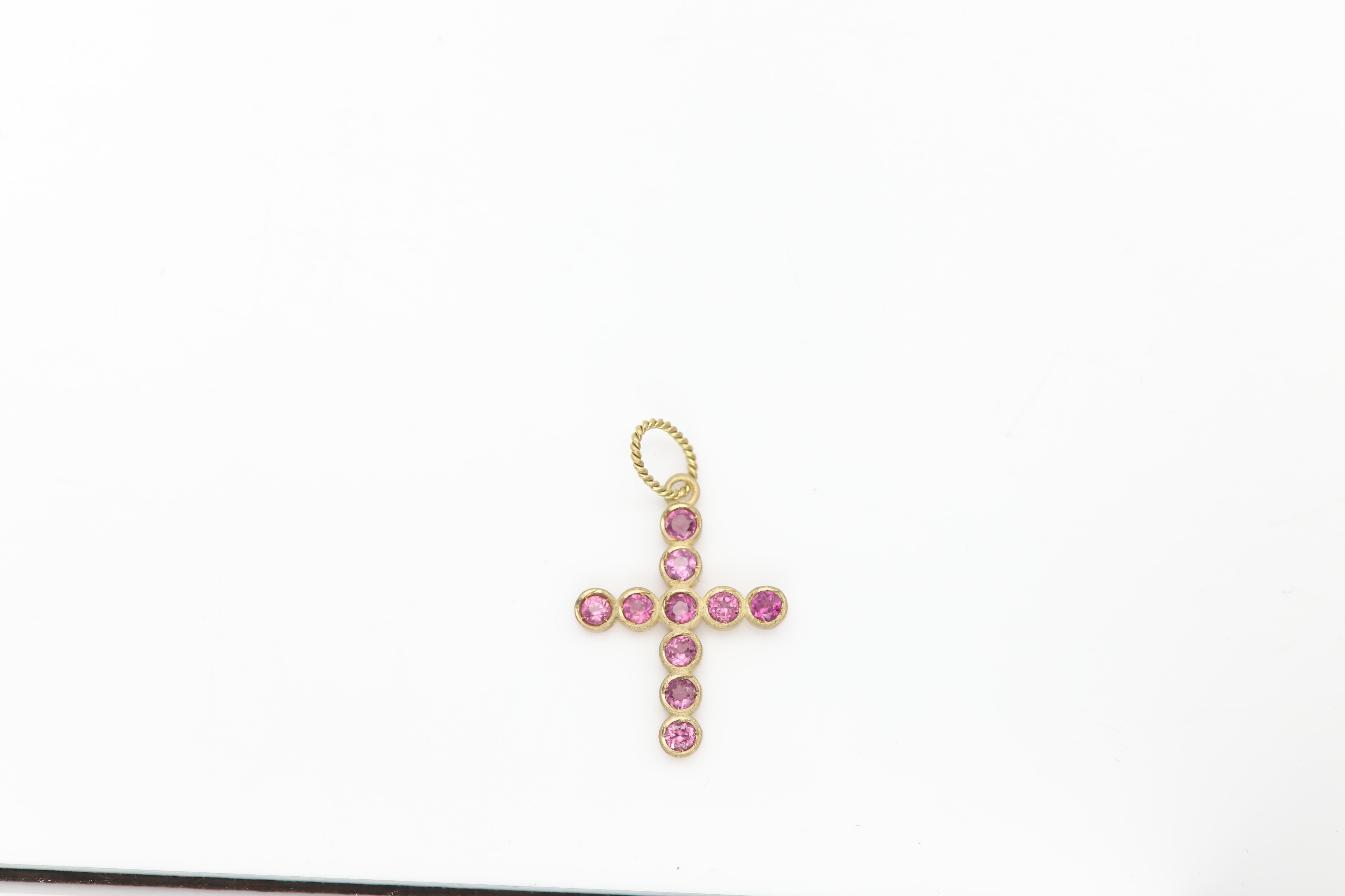 Taille ronde Saphir rose Croix Vintage made in Italy 14 Karat Pendentif Croix en vente