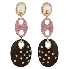 Ohrringe aus 14 Karat Gold mit rosa Saphiren und weißen Diamanten in Pavé-Fassung und Holz