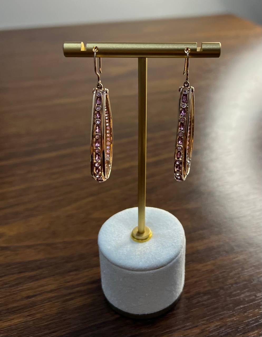 Caratterizzati da un design elegante con una fila di zaffiri rosa e diamanti bianchi, questi orecchini offrono un raffinato tocco di colore in oro rosa 14K.