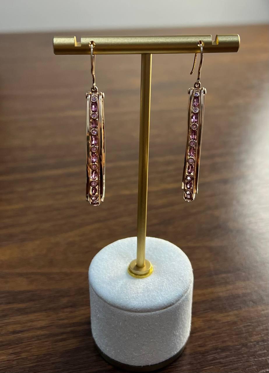 Taglio a goccia Zaffiro rosa e diamanti bianchi in oro rosa 14K Orecchini a cerchio a forma di pera in vendita