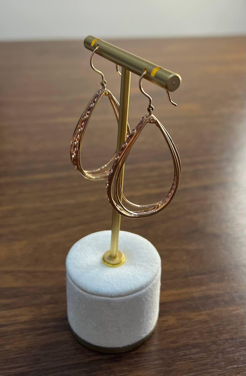 Zaffiro rosa e diamanti bianchi in oro rosa 14K Orecchini a cerchio a forma di pera In condizioni Nuovo in vendita a Oakton, VA