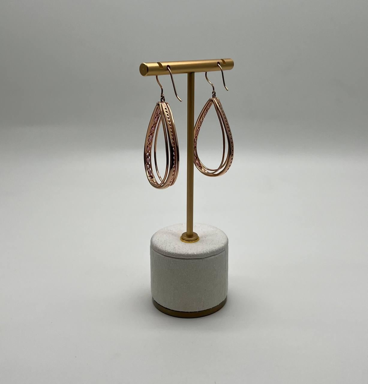 Zaffiro rosa e diamanti bianchi in oro rosa 14K Orecchini a cerchio a forma di pera in vendita 1