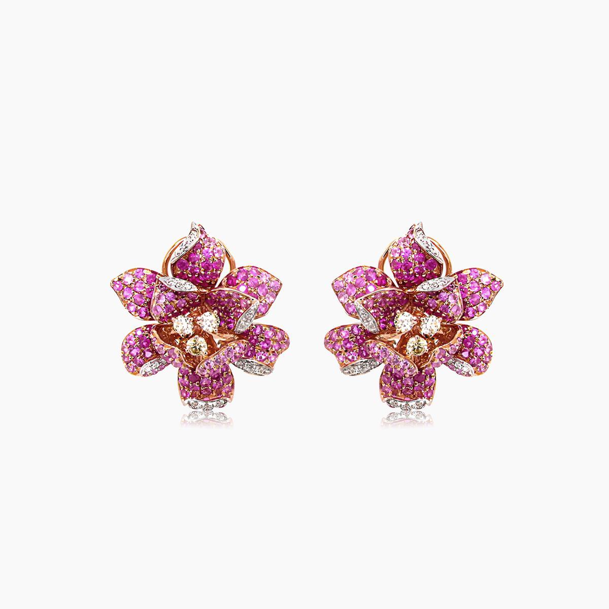 Taglio misto Orecchini a fiore The Lilly in oro rosa 18 carati con zaffiro rosa e diamanti fantasia in vendita