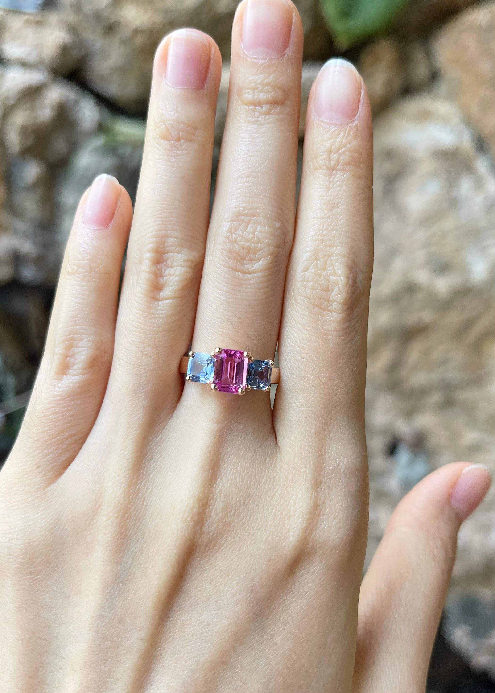 Pink Sapphire with Blue Sapphire Ring Set in 18K Rose Gold Settings In New Condition For Sale In Bangkok, TH