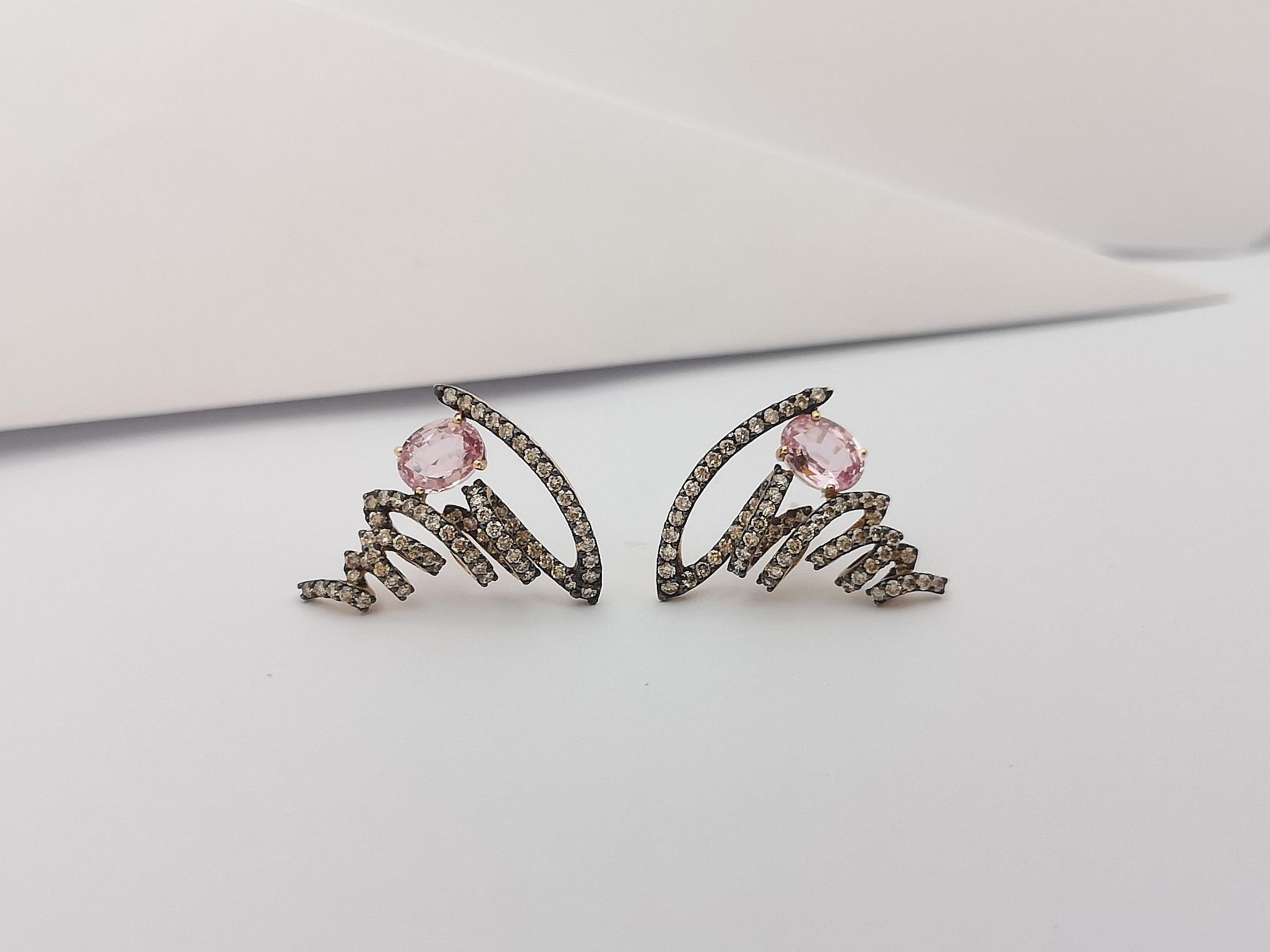 Orecchini con zaffiro rosa e diamante marrone con montatura in oro rosa 18 carati in vendita 4