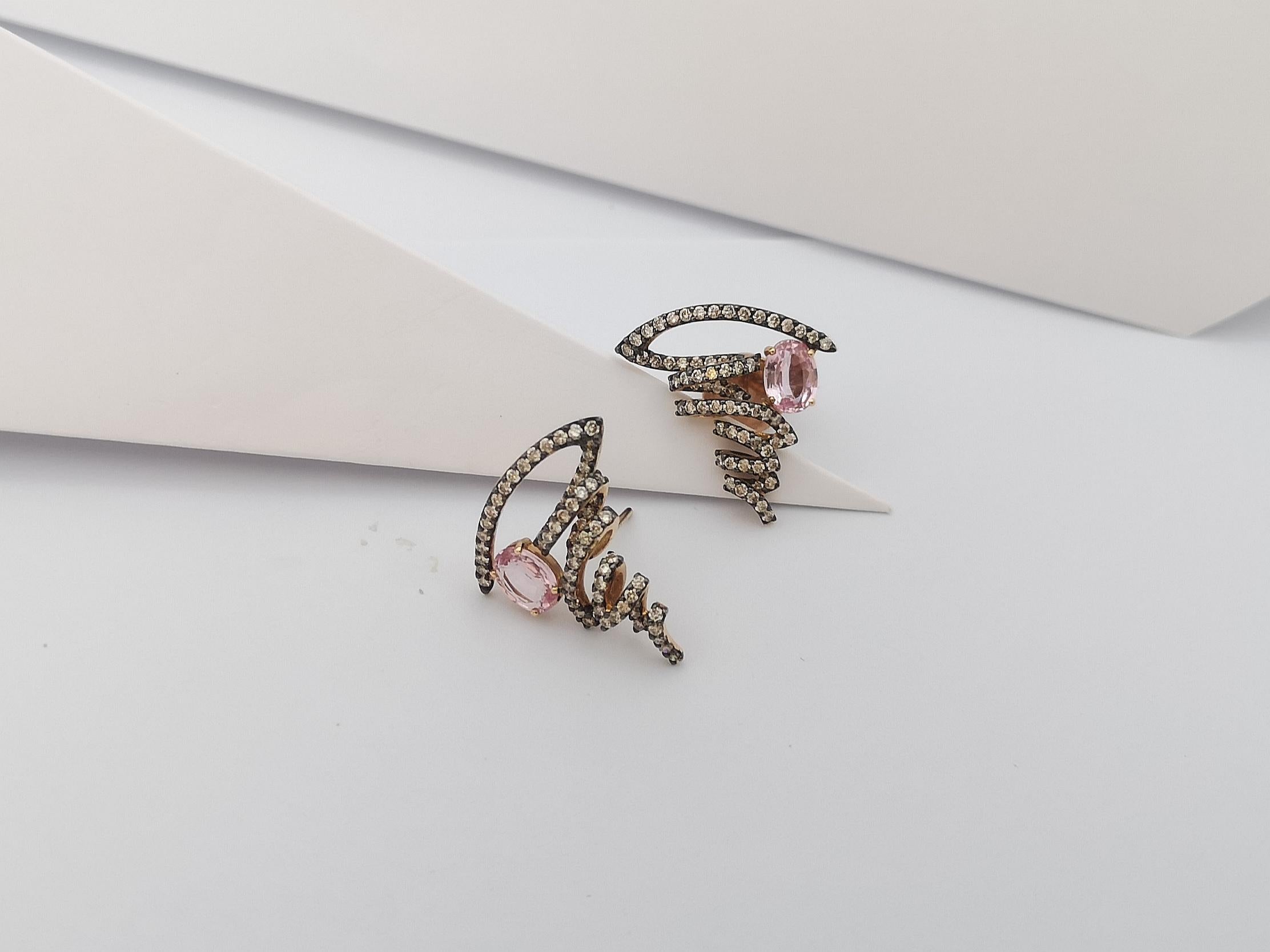 Orecchini con zaffiro rosa e diamante marrone con montatura in oro rosa 18 carati in vendita 6