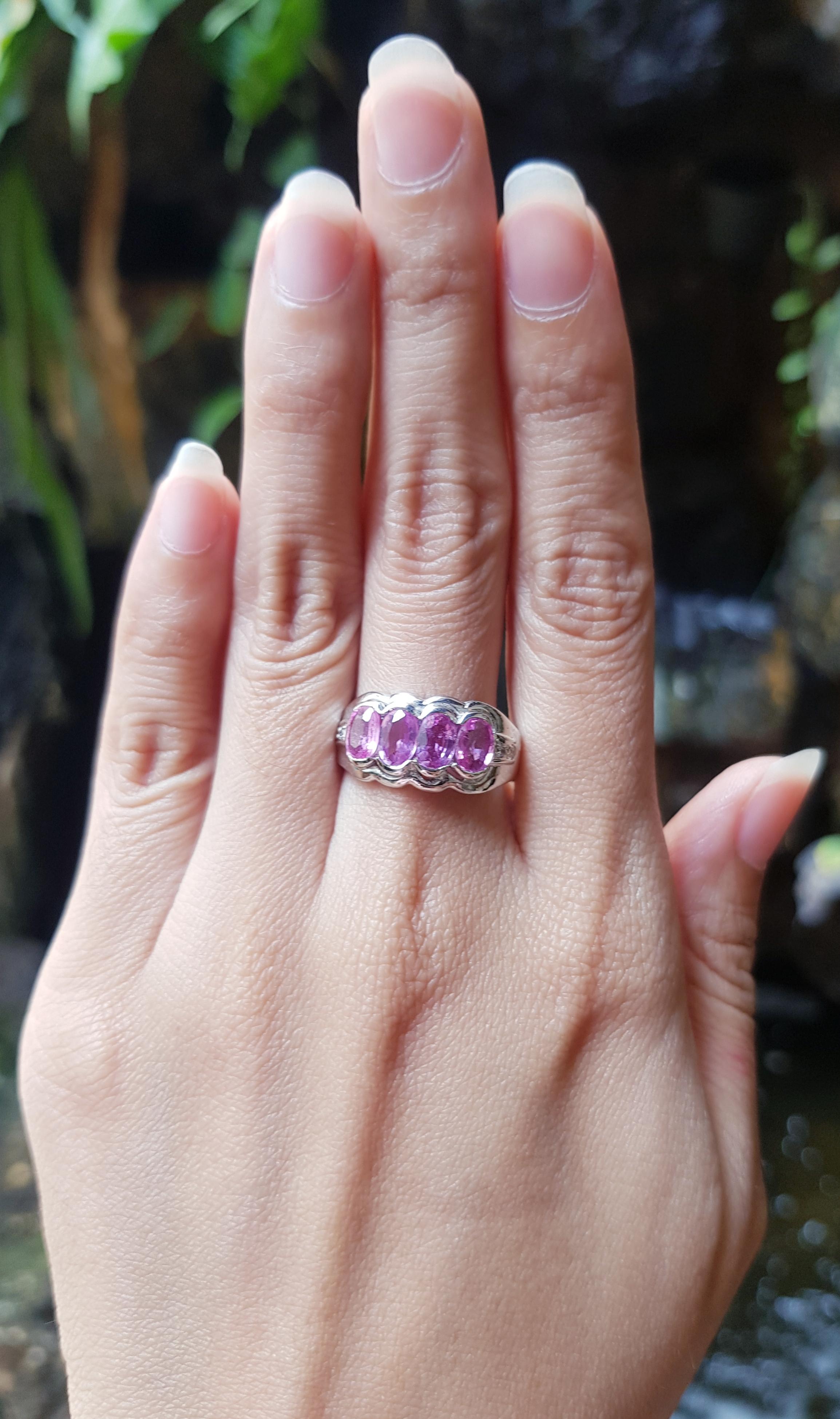 Ring mit rosa Saphir und kubischem Zirkon in Silberfassung

Breite:  1.5 cm 
Länge: 1.0 cm
Ringgröße: 56
Gesamtgewicht: 5,72 Gramm

*Bitte beachten Sie, dass die Silberfassung mit Rhodium beschichtet ist, um den Glanz zu fördern und Oxidation zu