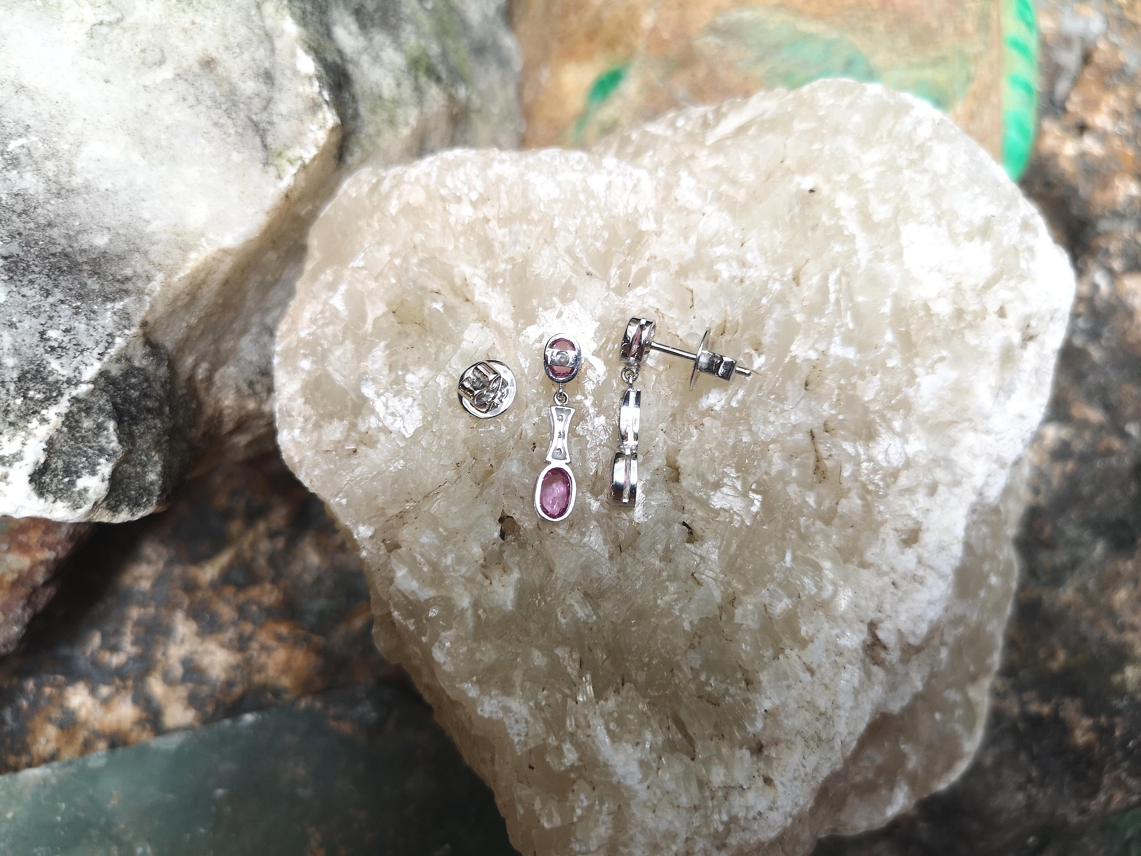 Ohrringe mit rosa rosa Saphiren und Diamanten in 18 Karat Weißgoldfassung (Ovalschliff)