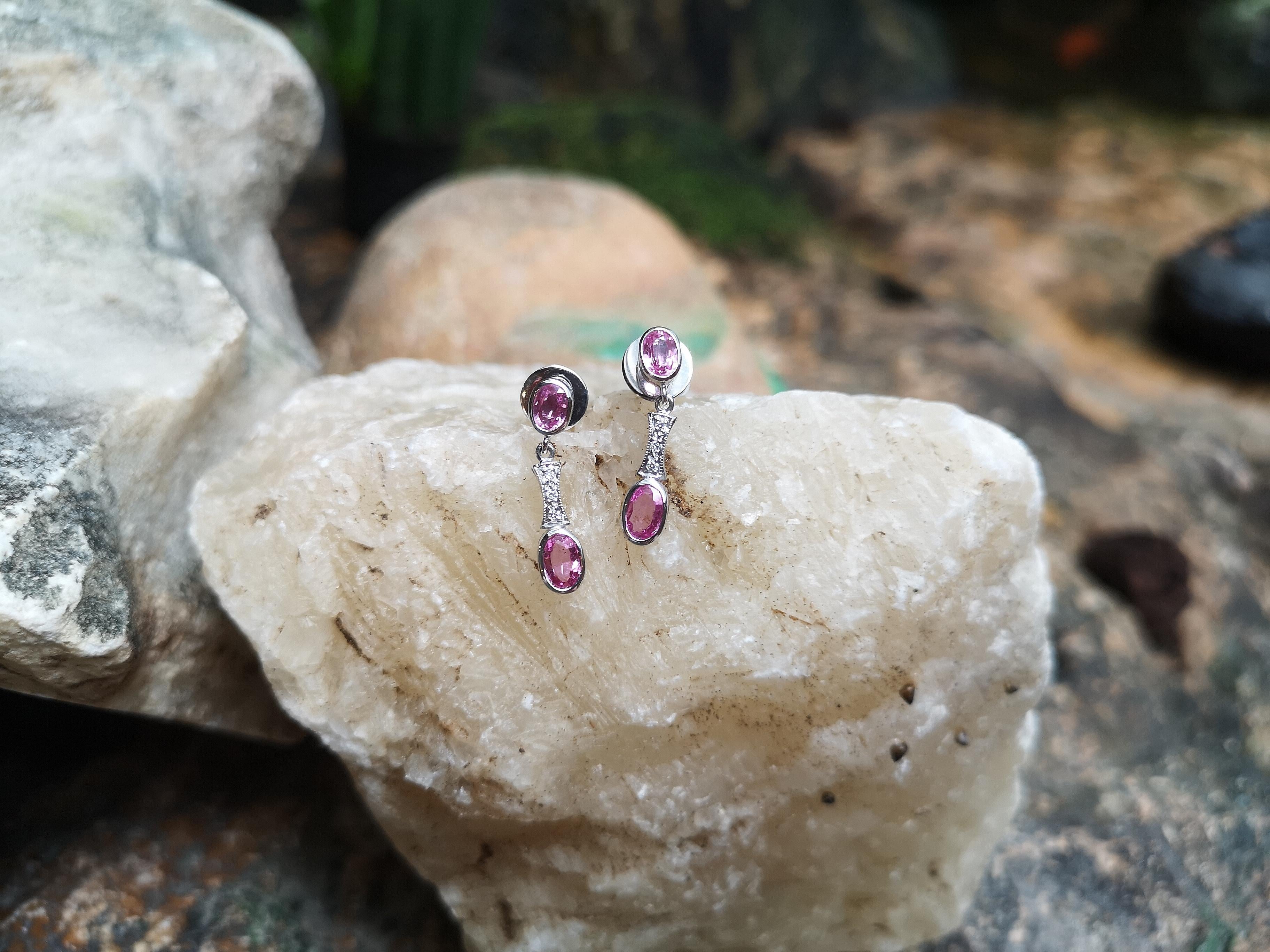Ohrringe mit rosa rosa Saphiren und Diamanten in 18 Karat Weißgoldfassung im Zustand „Neu“ in Bangkok, TH