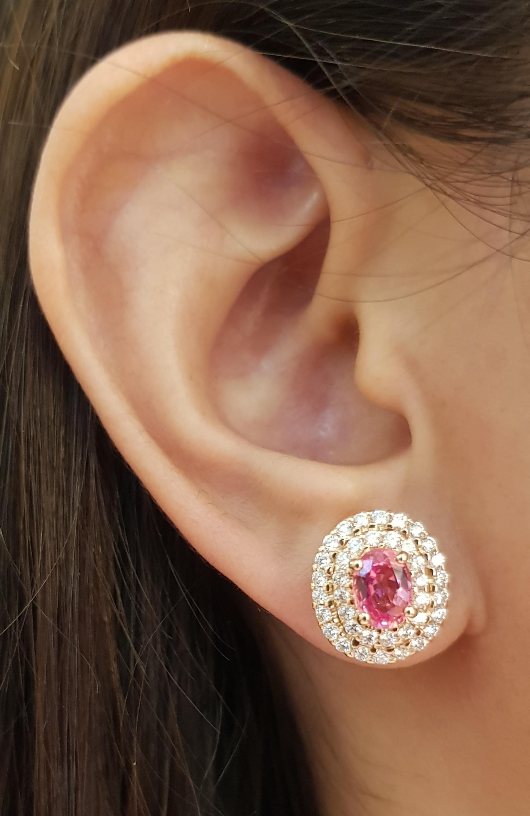 Rosa Saphir 2,33 Karat mit Diamant 1,12 Karat Ohrringe in 18 Karat Roségoldfassung

Breite:   1.20 cm 
Länge:  1.40 cm
Gesamtgewicht: 7,47 Gramm

