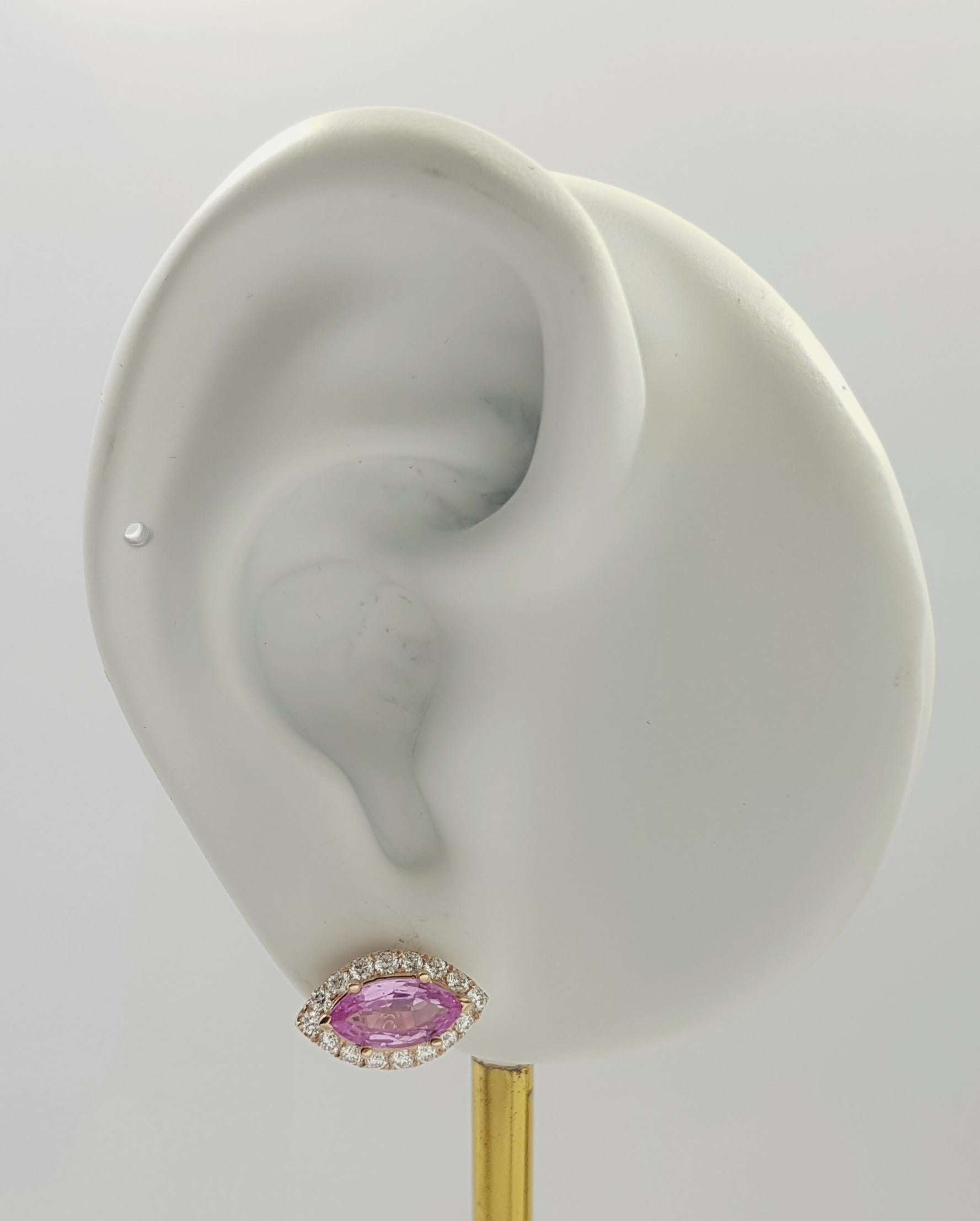 Orecchini con zaffiro rosa da 1,72 carati e diamante da 0,52 carati con montatura in oro rosa 18 carati

Larghezza: 0,8 cm 
Lunghezza: 1.3 cm
Peso totale: 4,21 grammi

