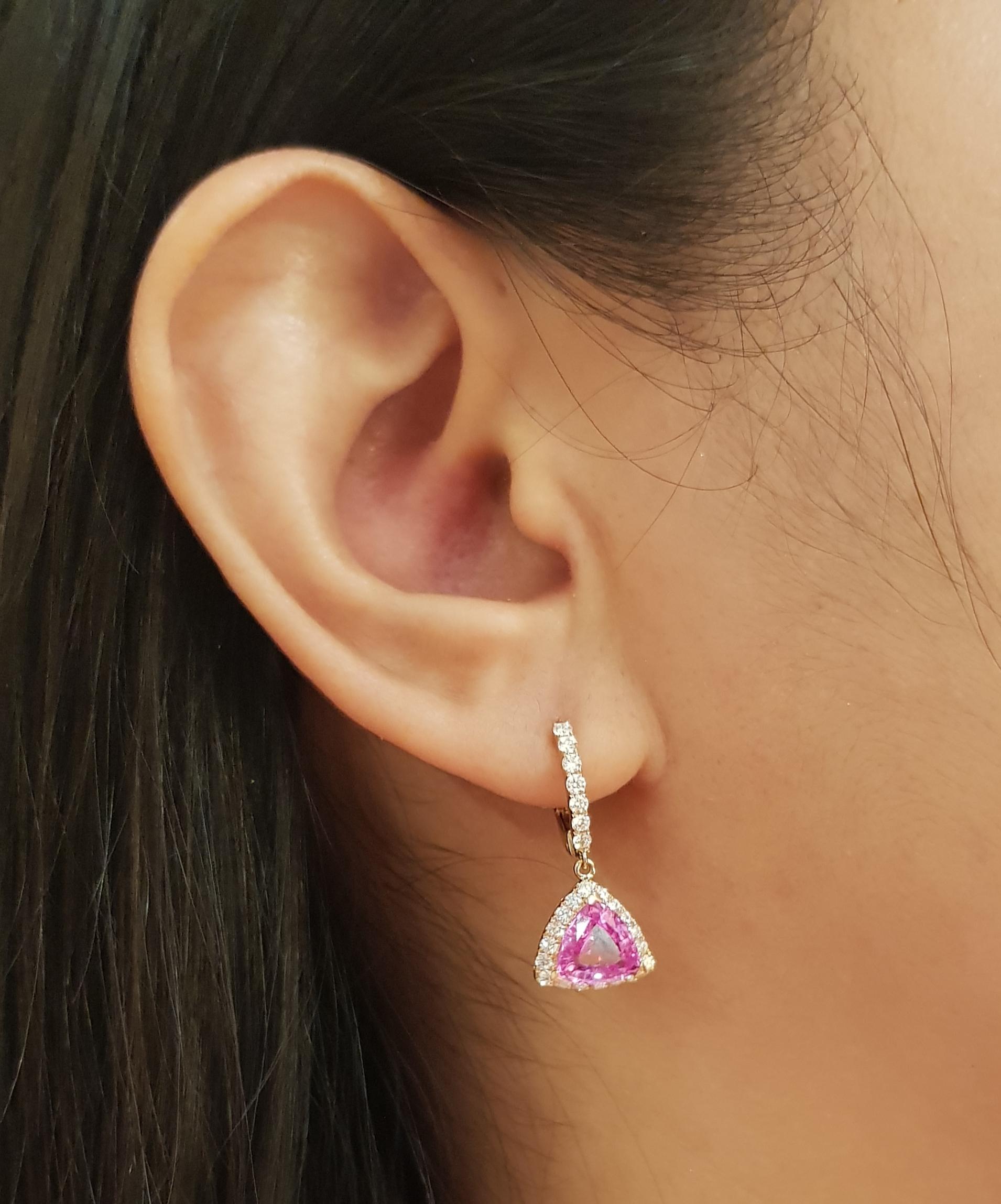 Orecchini con zaffiro rosa da 3,12 carati e diamante da 0,67 carati con montatura in oro rosa 18 carati

Larghezza: 1.2 cm 
Lunghezza: 2,4 cm
Peso totale: 4.42 grammi

