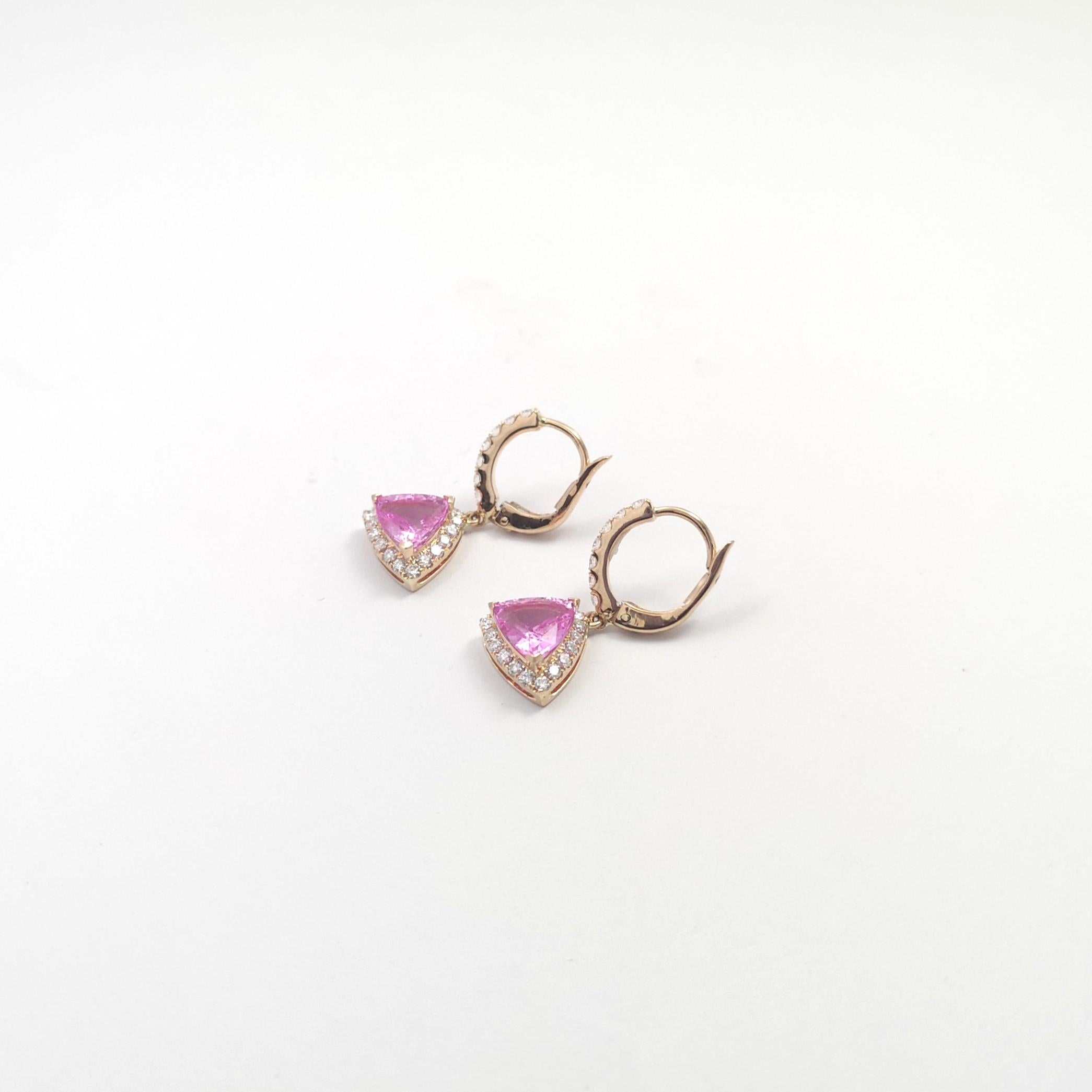 Orecchini con zaffiro rosa e diamanti con montatura in oro rosa 18K in vendita 2