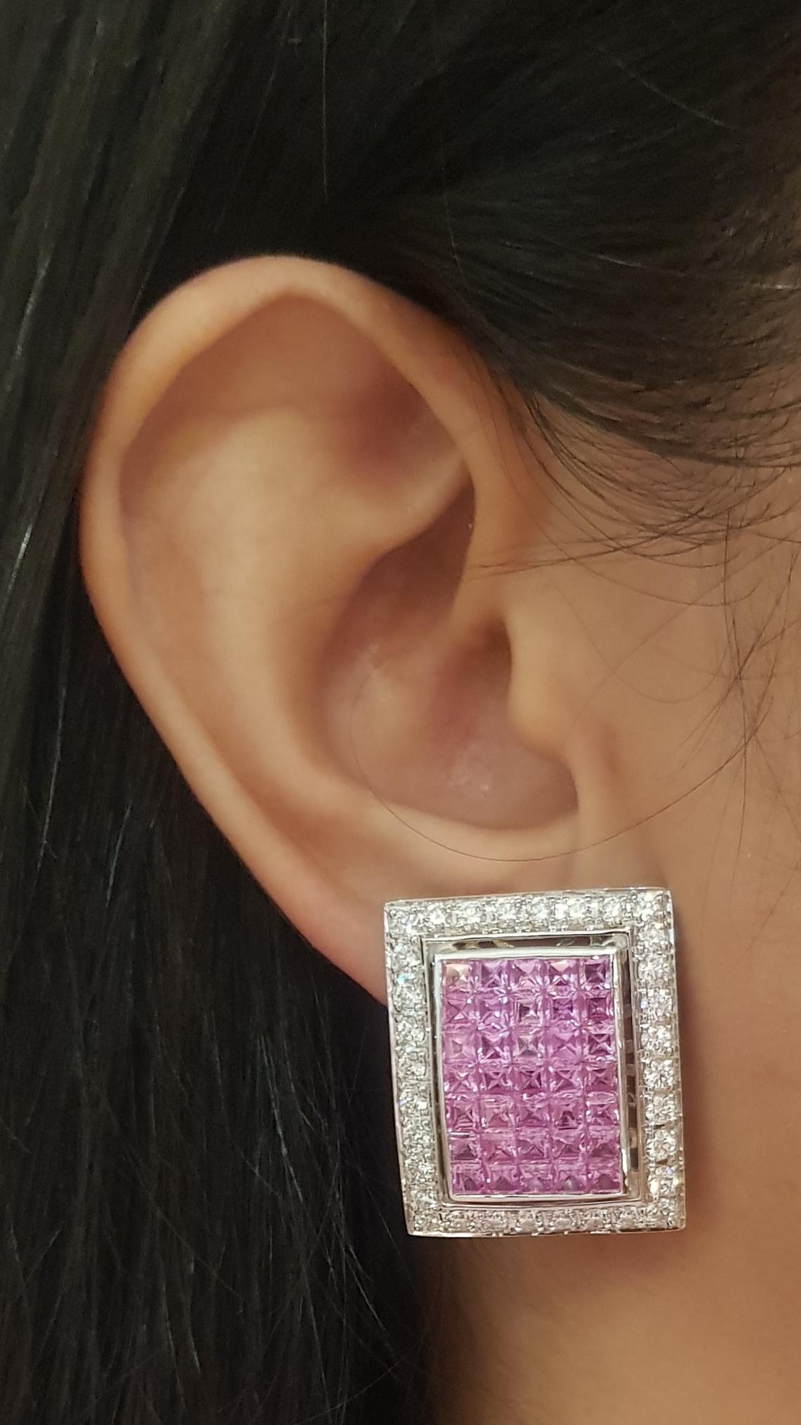 Boucles d'oreilles composées d'un saphir rose de 11,78 carats et d'un diamant de 2,74 carats, sertis dans une monture en or blanc 18 carats.

Largeur : 2,2 cm 
Longueur : 2,6  cm
Poids total : 23,09 grammes

