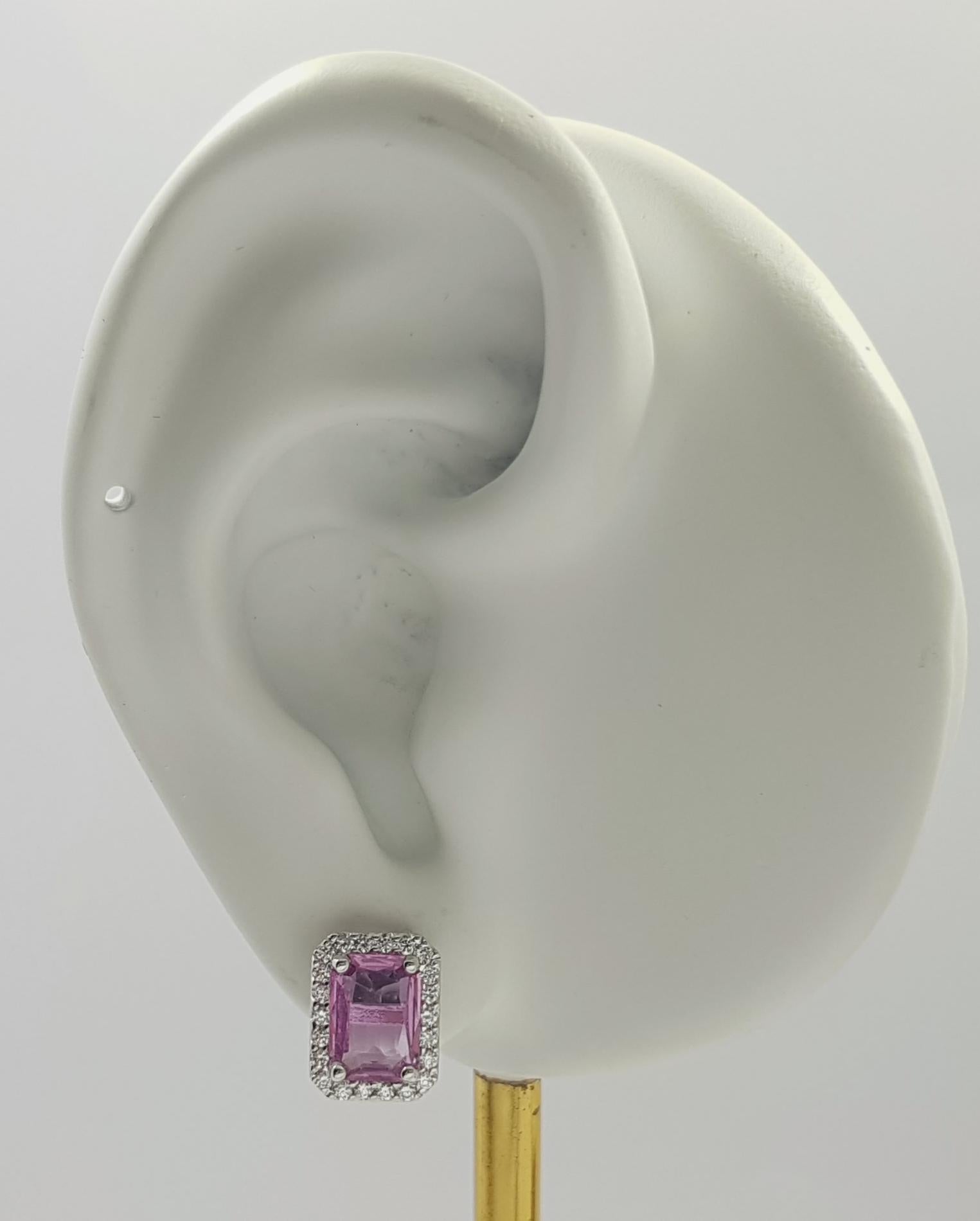 Rosa Saphir 2,51 Karat mit Diamant 0,28 Karat Ohrringe in 18K Weißgold Fassung

Breite: 0,8 cm 
Länge: 1,1 cm
Gesamtgewicht: 4.81 Gramm

