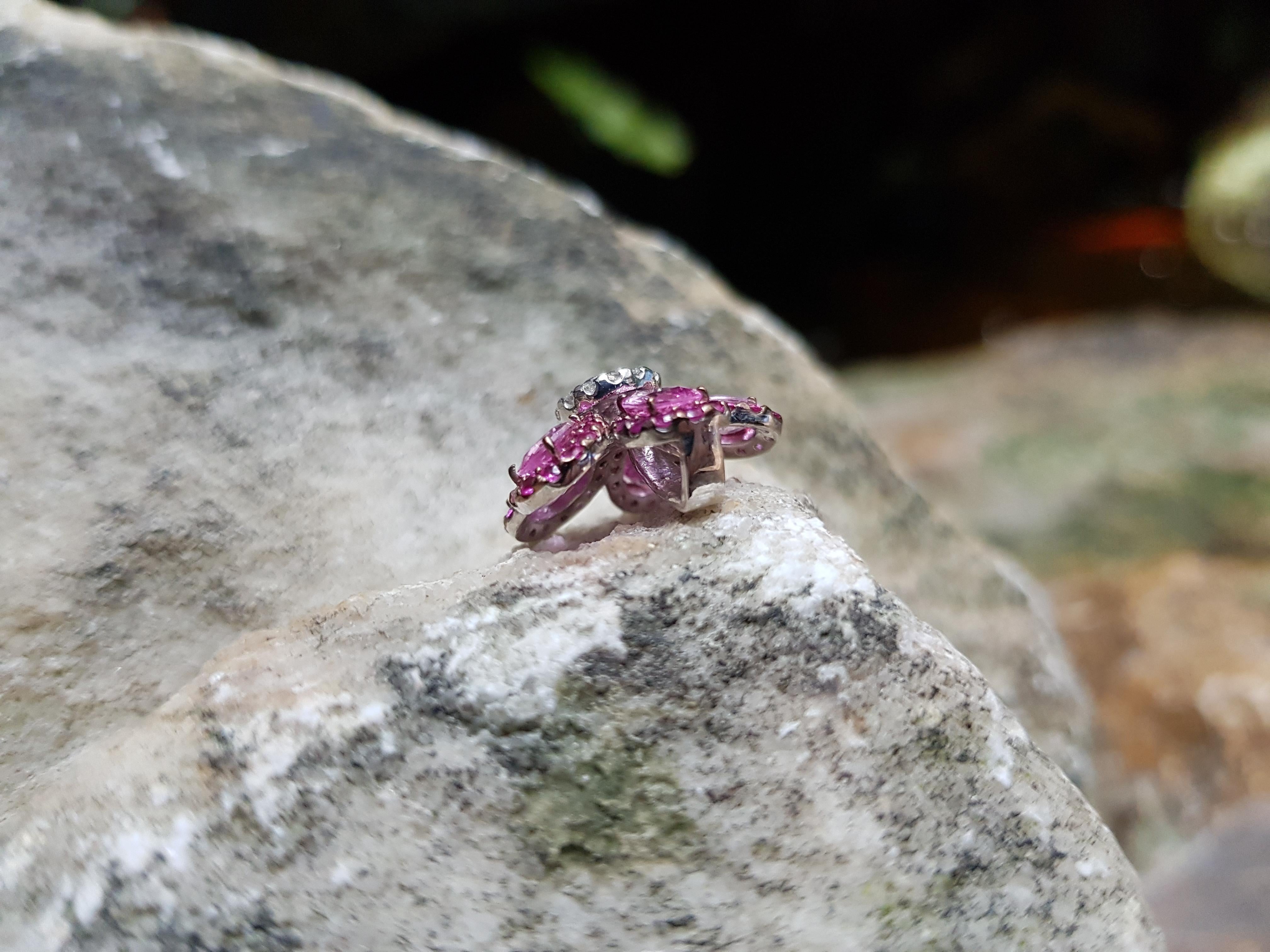 Pink Sapphire with Diamond Flower Pendant Set in 18 Karat White Gold Settings In New Condition In Bangkok, TH