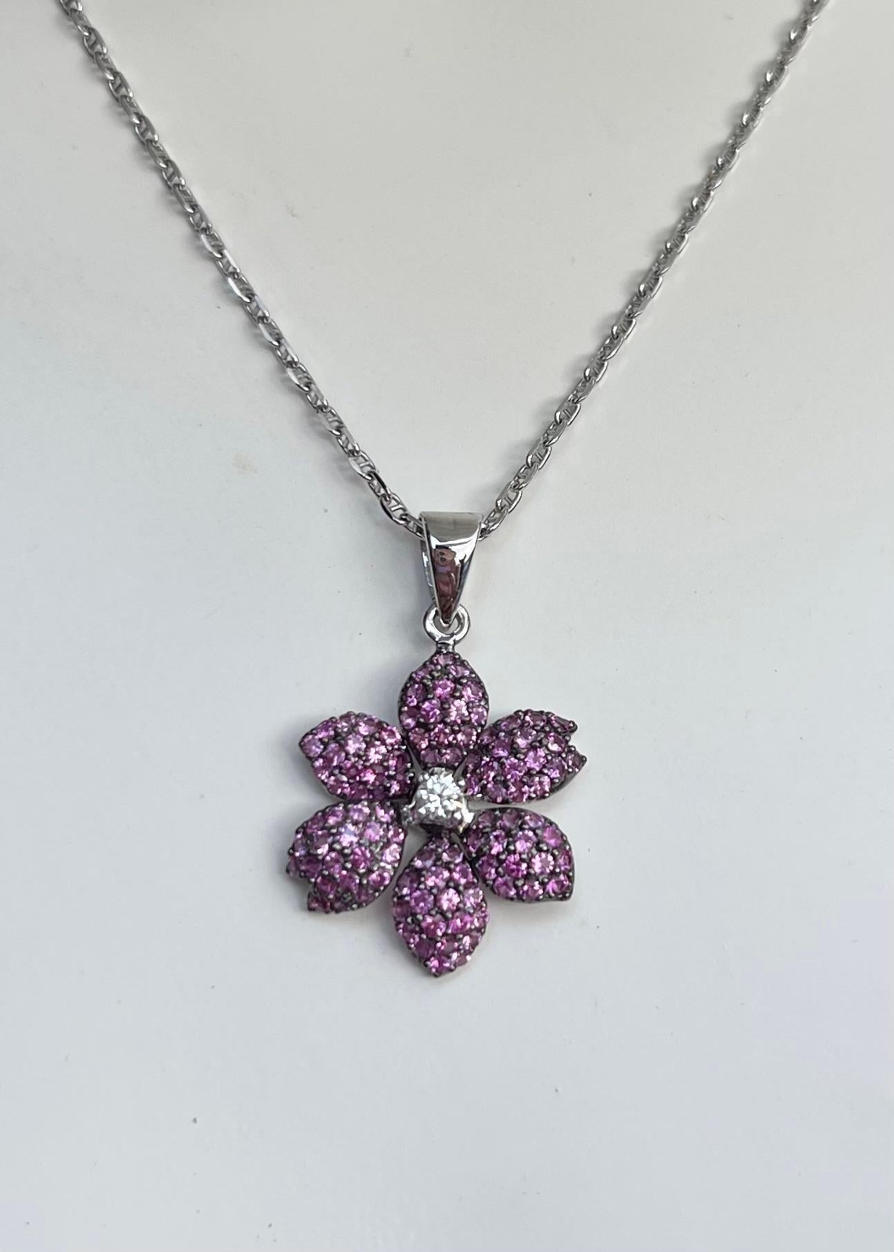 Zaffiro rosa da 1,06 carati e diamante da 0,06 carati - Ciondolo con montatura in oro bianco 18 carati
(catena non inclusa)

Larghezza: 1.7 cm 
Lunghezza: 2.6 cm
Peso totale: 2.41 grammi

