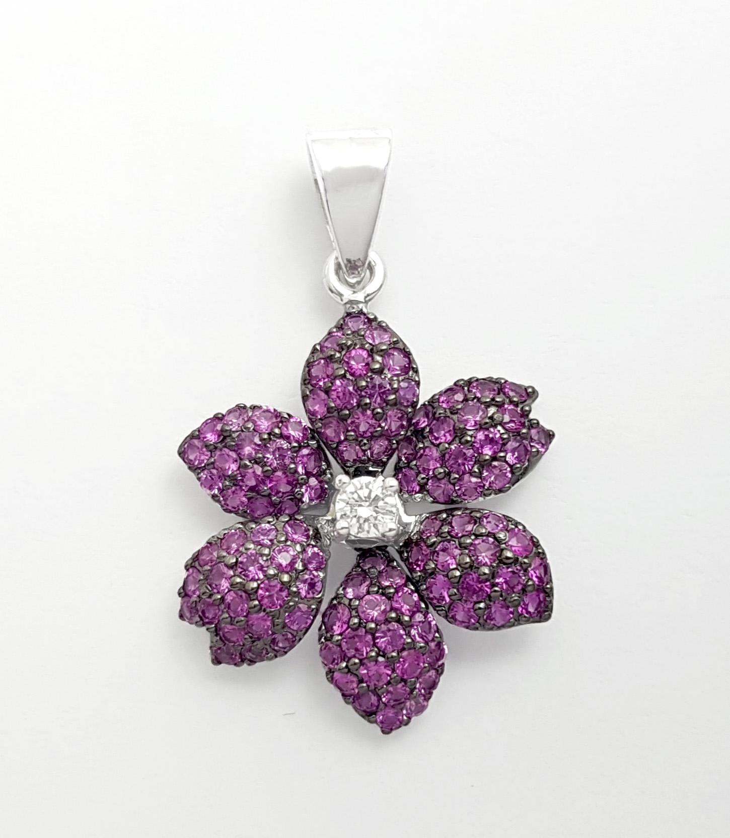 Contemporaneo Ciondolo con zaffiro rosa e fiore di diamante con montatura in oro bianco 18 carati in vendita