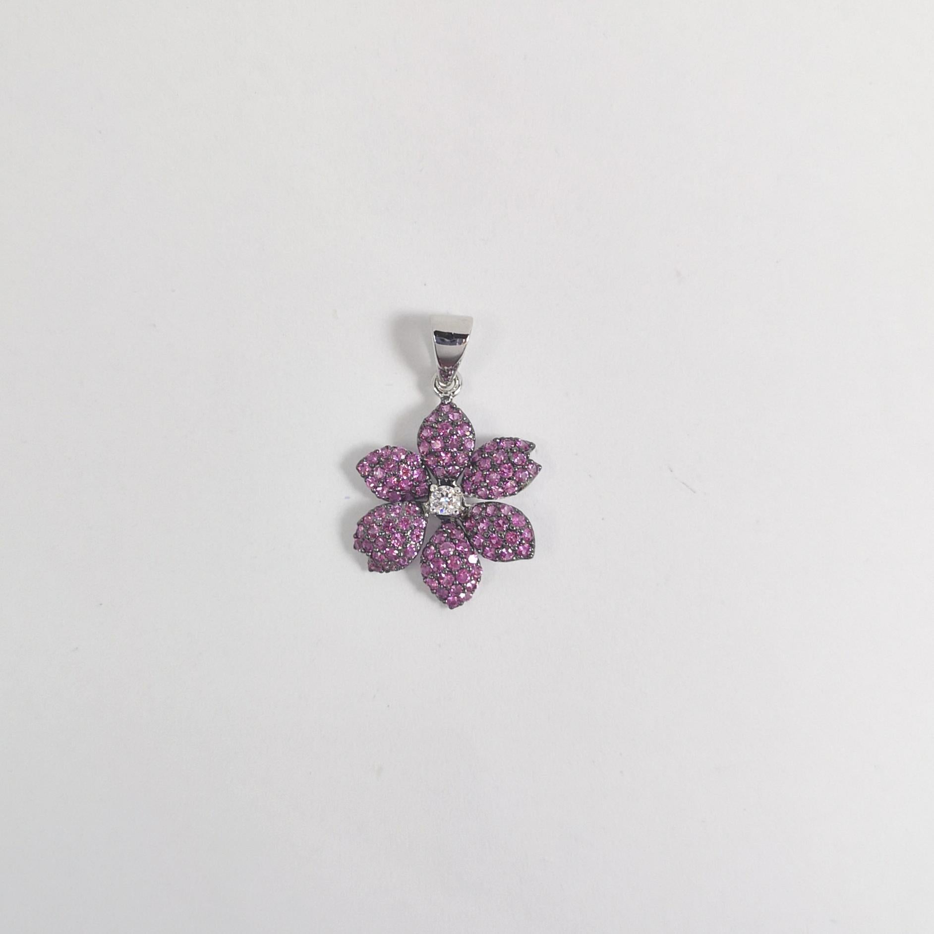 Taglio brillante Ciondolo con zaffiro rosa e fiore di diamante con montatura in oro bianco 18 carati in vendita