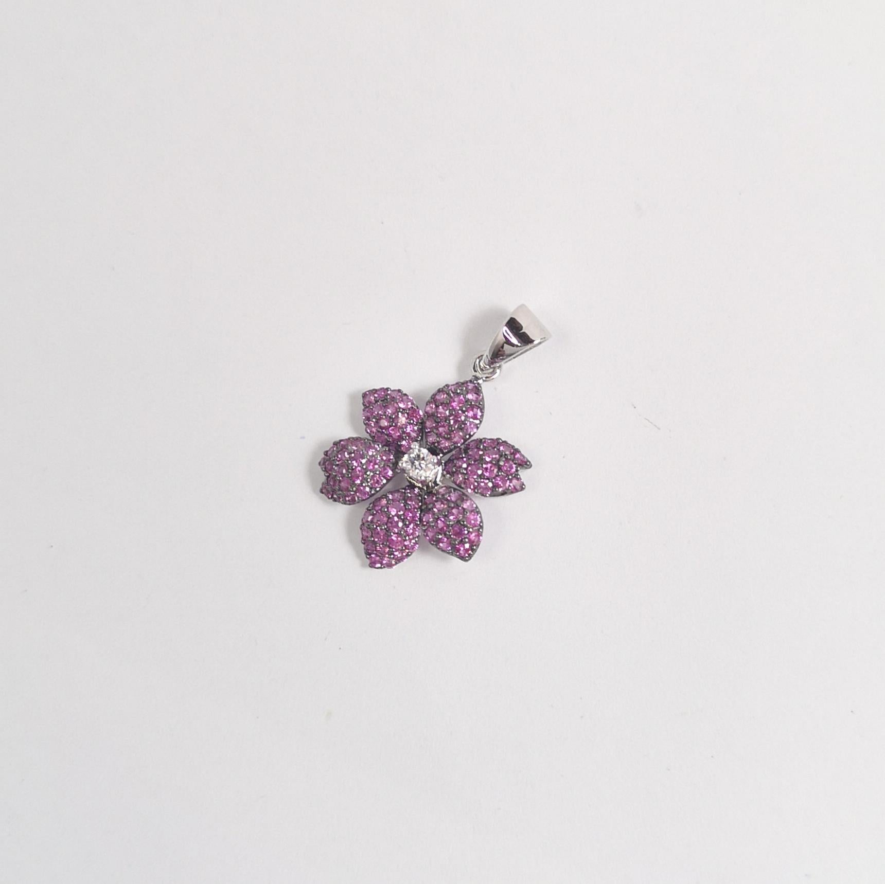 Ciondolo con zaffiro rosa e fiore di diamante con montatura in oro bianco 18 carati In condizioni Nuovo in vendita a Bangkok, TH