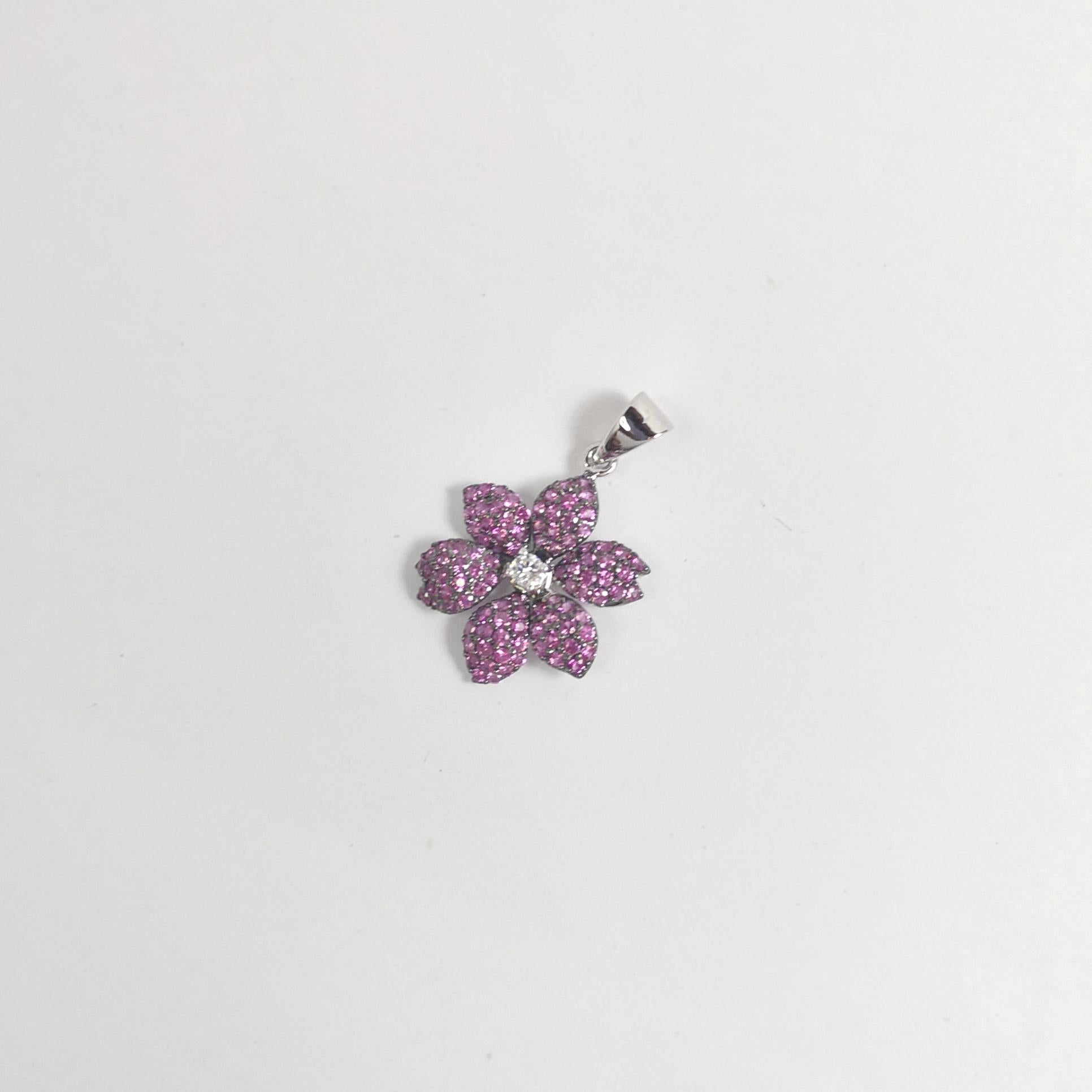 Donna Ciondolo con zaffiro rosa e fiore di diamante con montatura in oro bianco 18 carati in vendita
