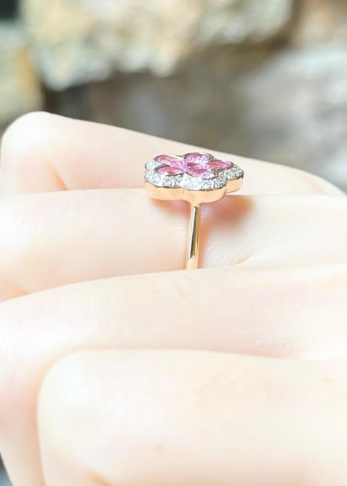 Pink Sapphire with Diamond Flower Ring set in 18K Rose Gold Settings In New Condition For Sale In Bangkok, TH