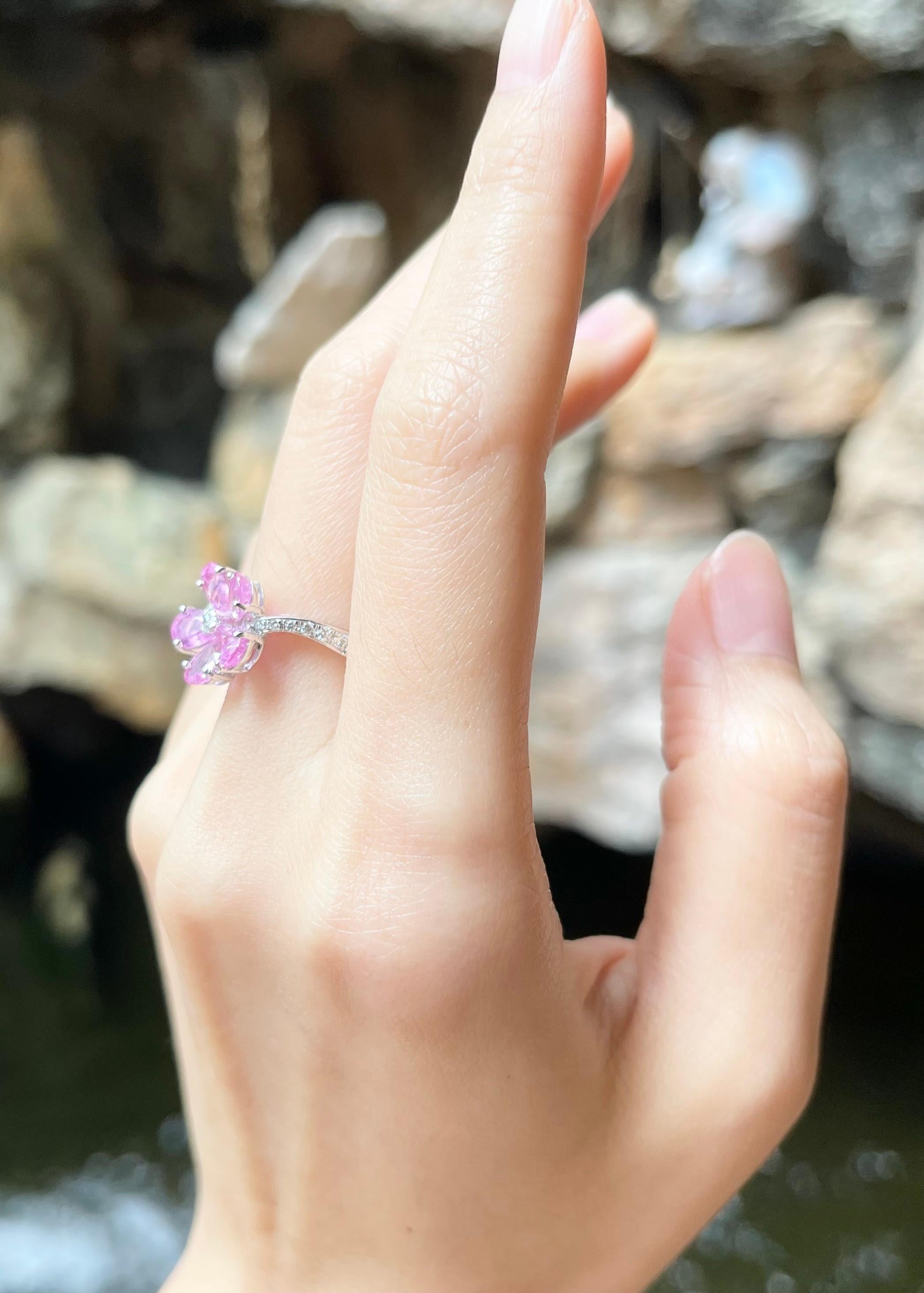 Pink Sapphire with Diamond Flower Ring set in 18K White Gold Settings In New Condition For Sale In Bangkok, TH