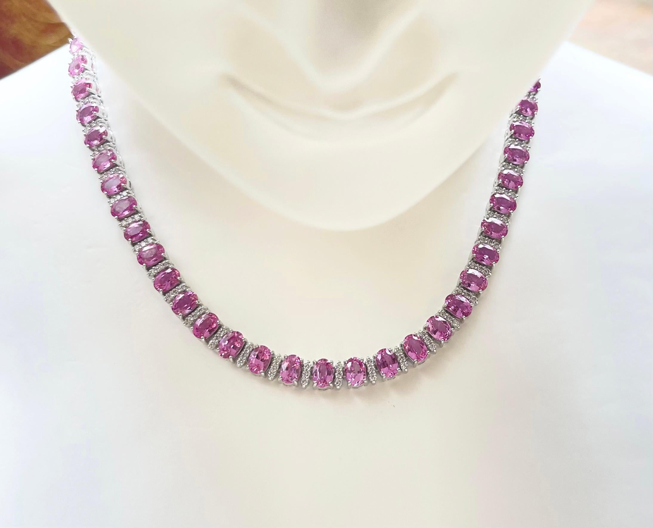Saphir rose 50,66 carats et diamant 3,42 carats Collier en or blanc 18 carats

Largeur : 0,7 cm 
Longueur : 41,0 cm
Poids total : 77,18 grammes

