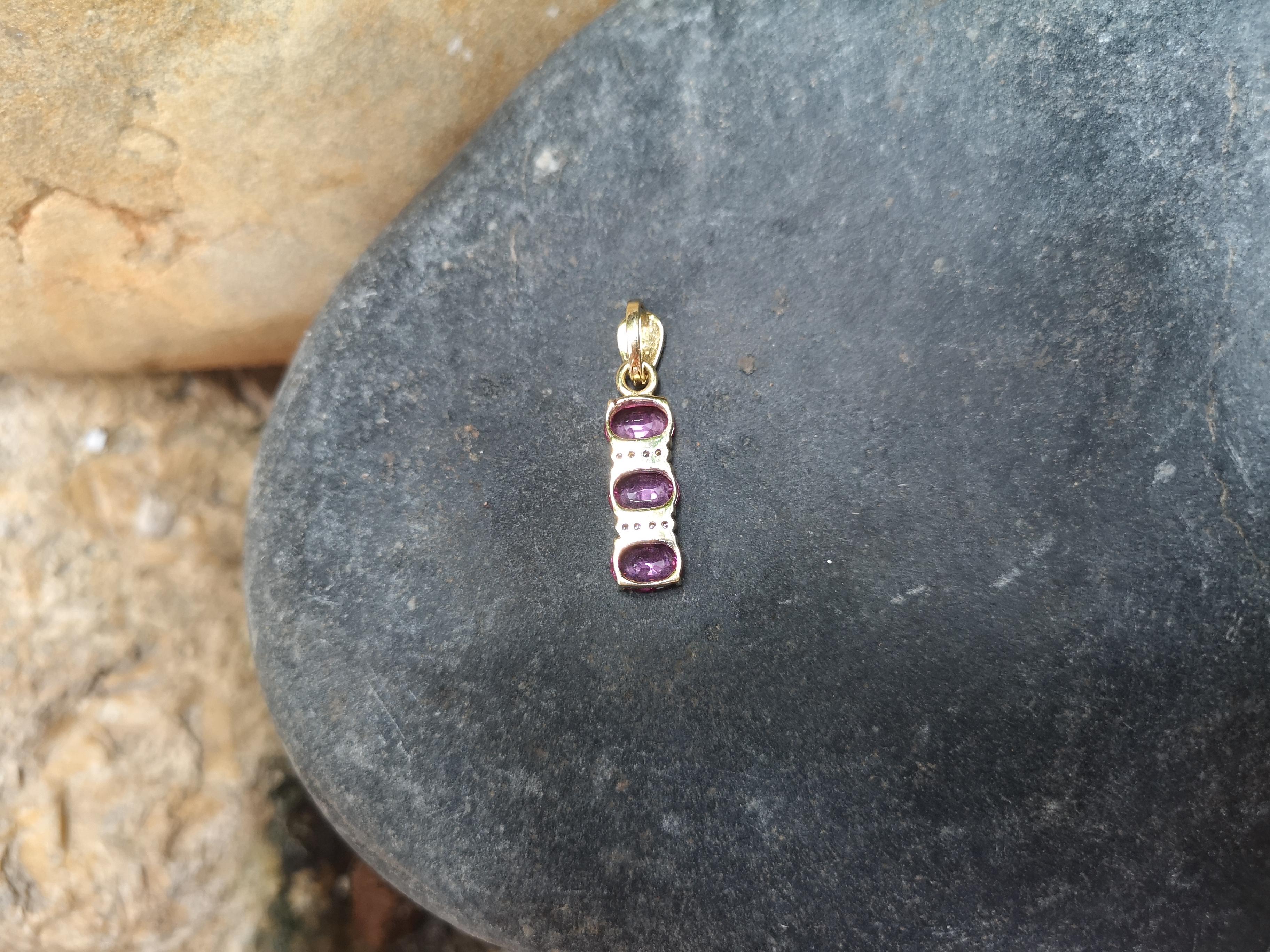 Pink Sapphire with Diamond Pendant Set in 18 Karat Gold Settings In New Condition For Sale In Bangkok, TH