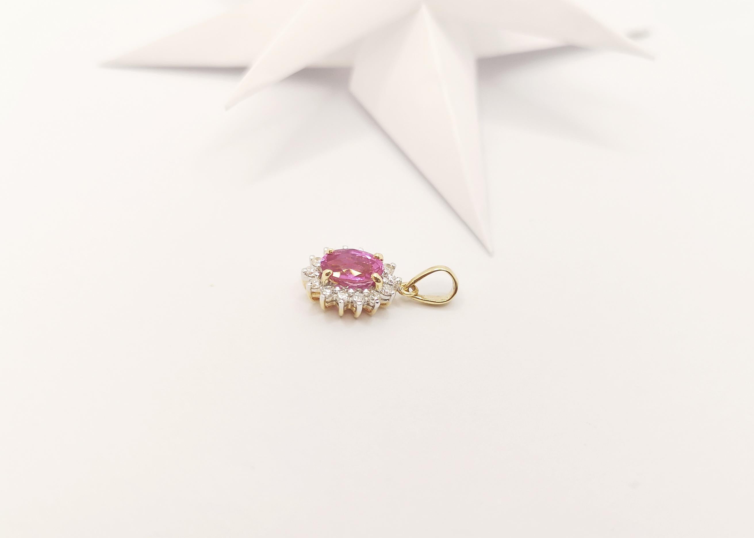 Taglio ovale Ciondolo con zaffiro rosa e diamante incastonato in oro 18 carati in vendita