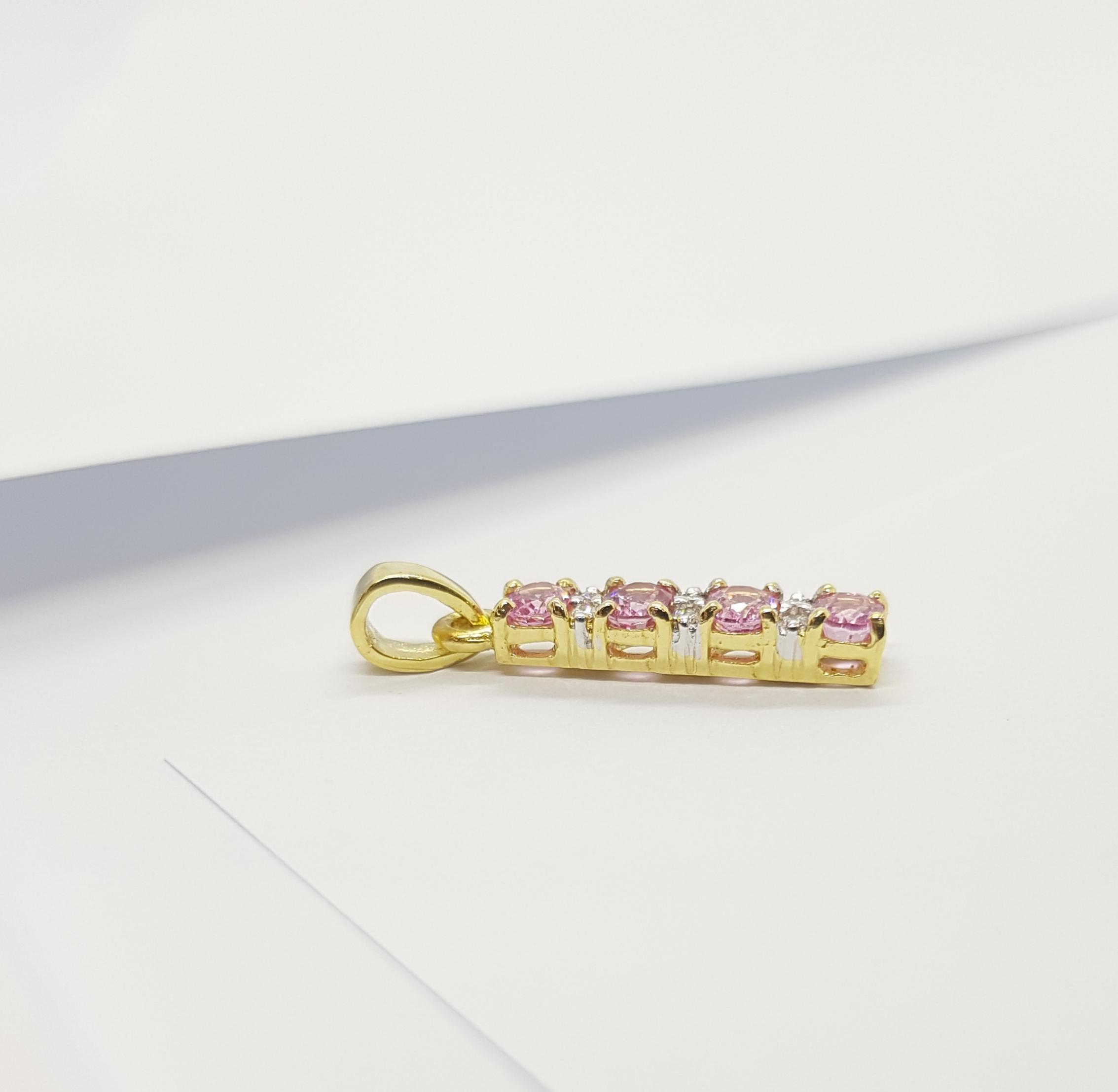 Pendentif en or 18 carats serti de saphirs roses et de diamants Neuf - En vente à Bangkok, TH