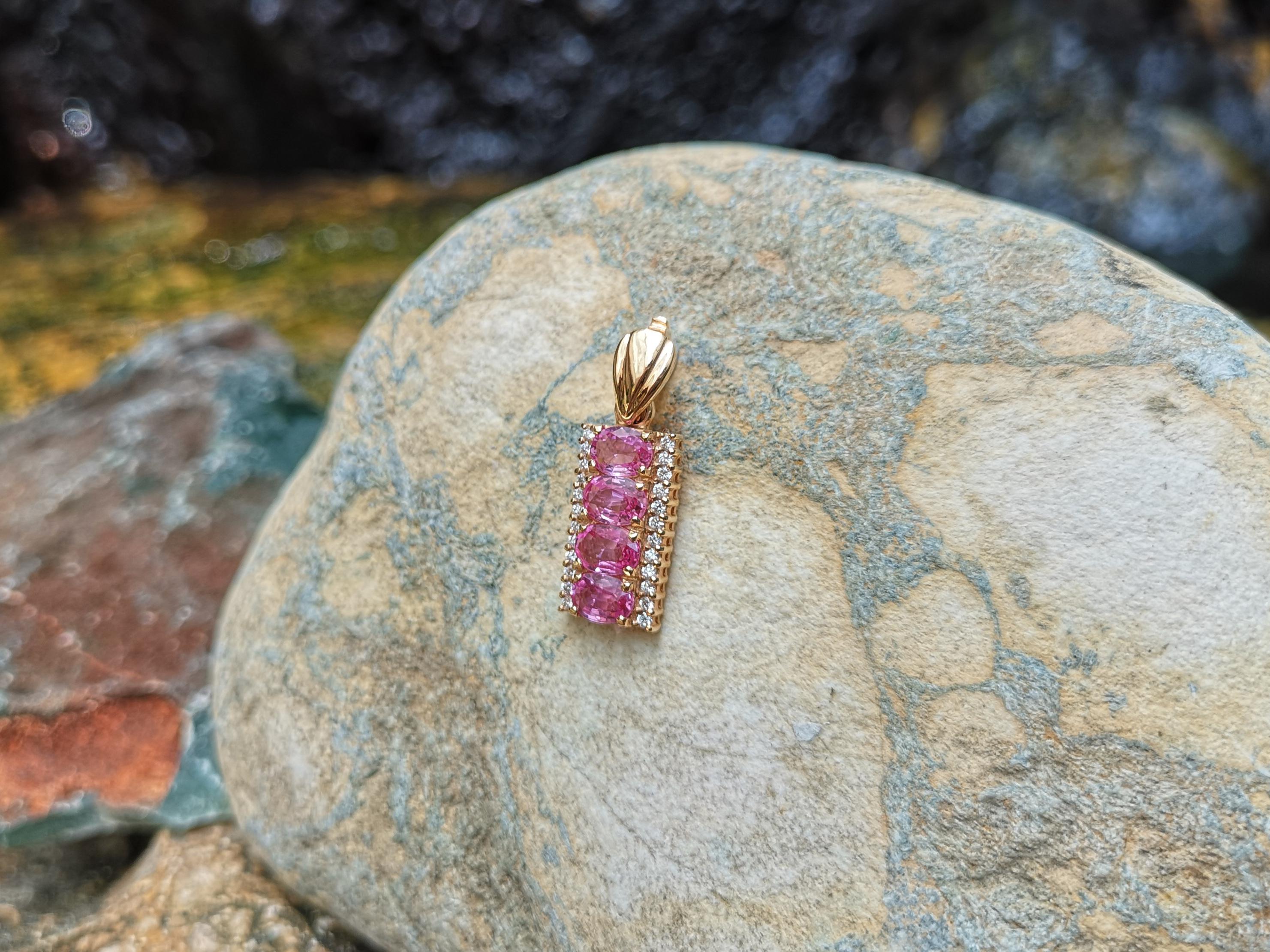 Taille ovale Pendentif en or rose 18 carats serti d'un saphir rose et de diamants, de différentes tailles en vente