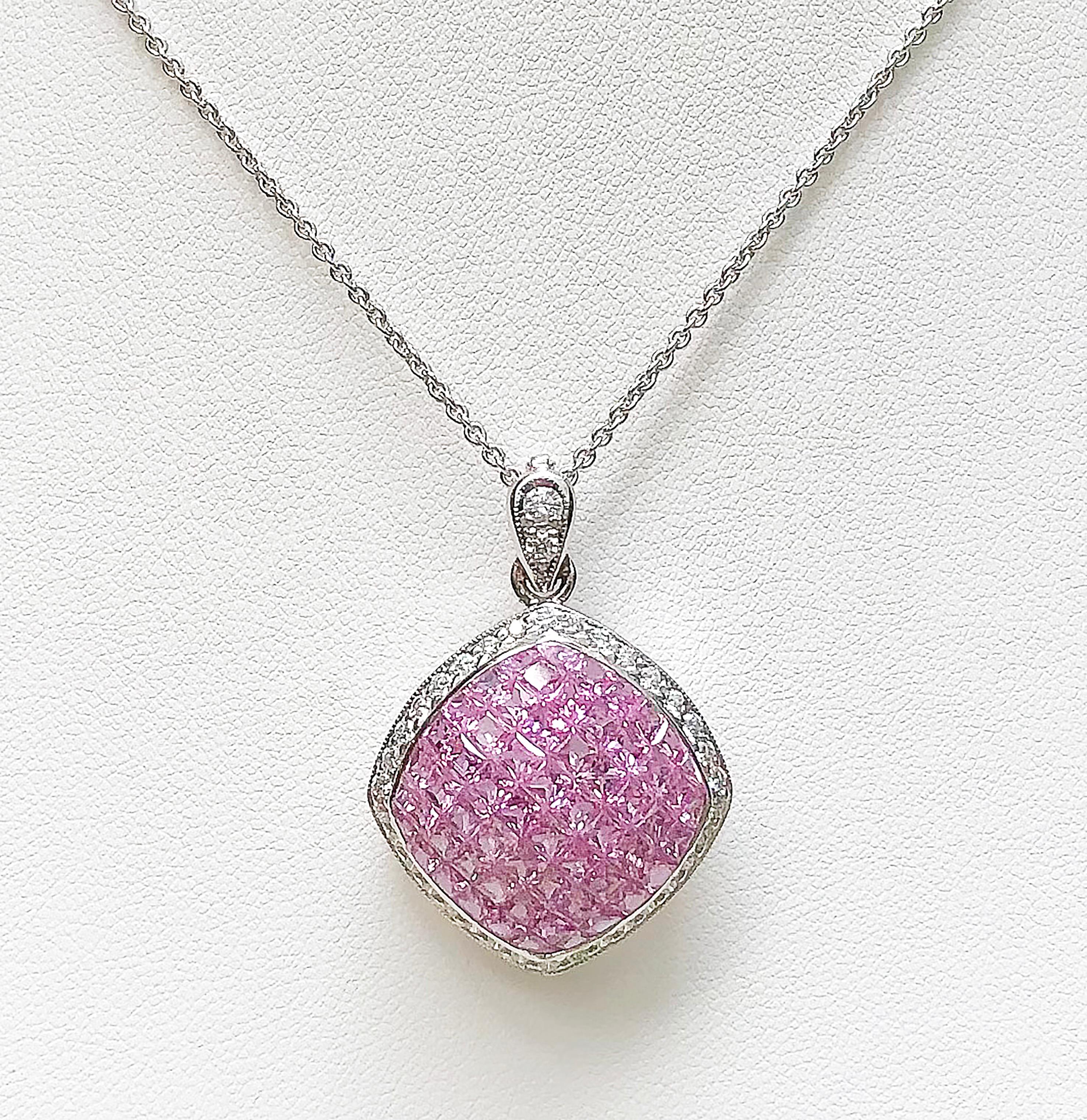 Pendentif en saphir rose 10,91 carats et diamant 0,66 carat serti dans une monture en or blanc 18 carats
(chaîne non incluse)

Largeur :  2.5 cm 
Longueur : 3,5 cm
Poids total : 10,66 grammes

