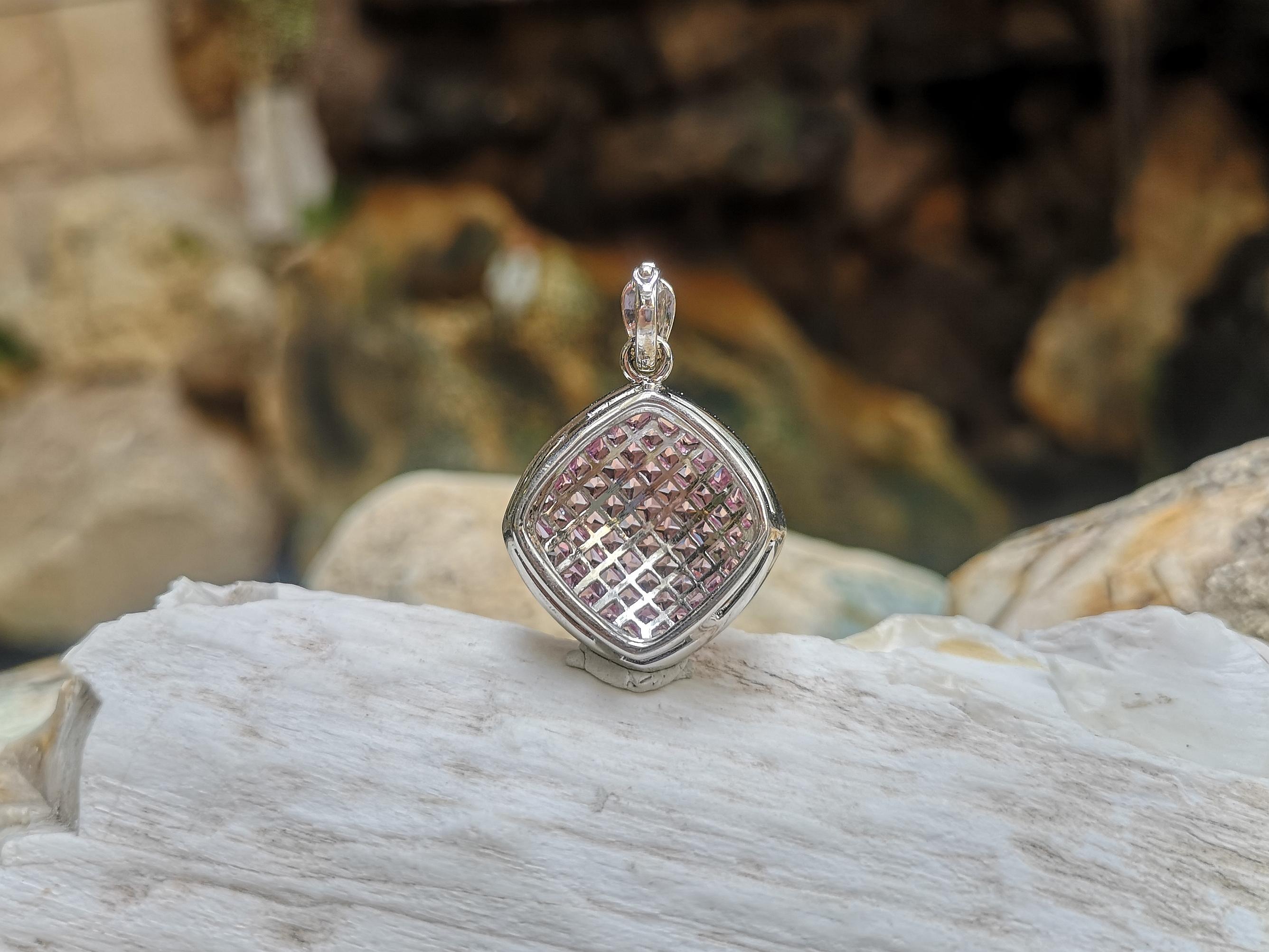 Pendentif en or blanc 18 carats serti d'un saphir rose et de diamants, de différentes tailles en vente 1