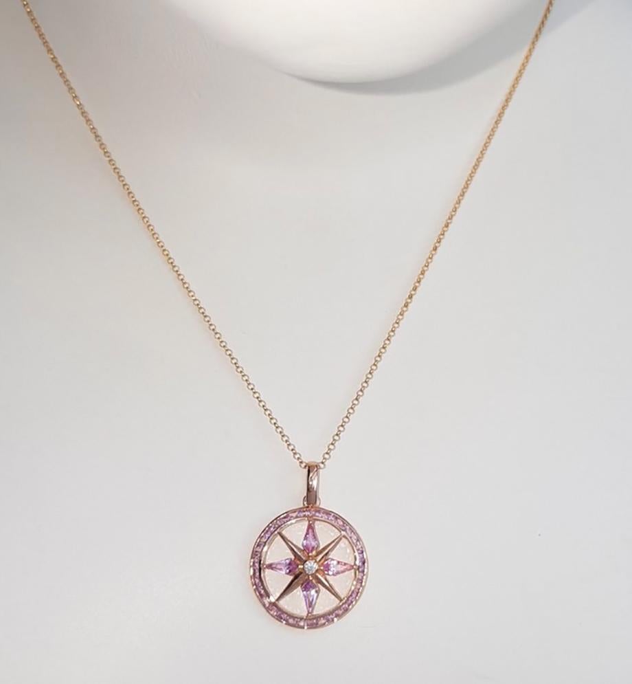 Zaffiro rosa da 1,49 carati e diamante da 0,02 carati - Ciondolo con montatura in oro rosa 18K
(catena non inclusa)

Larghezza: 1.8 cm 
Lunghezza: 2.5 cm
Peso totale: 2,80 grammi

